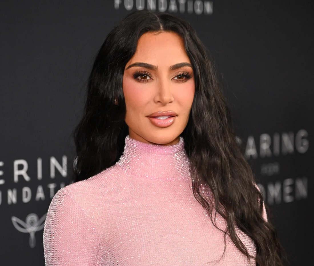 La cadena británica BBC ha encargado un documental sobre la intrahistoria del millonario robo de diamantes que sufrió en París Kim Kardashian en 2016 y por el que fueron condenados el pasado 23 de mayo seis de los ocho acusados, anunció este viernes la compañía.