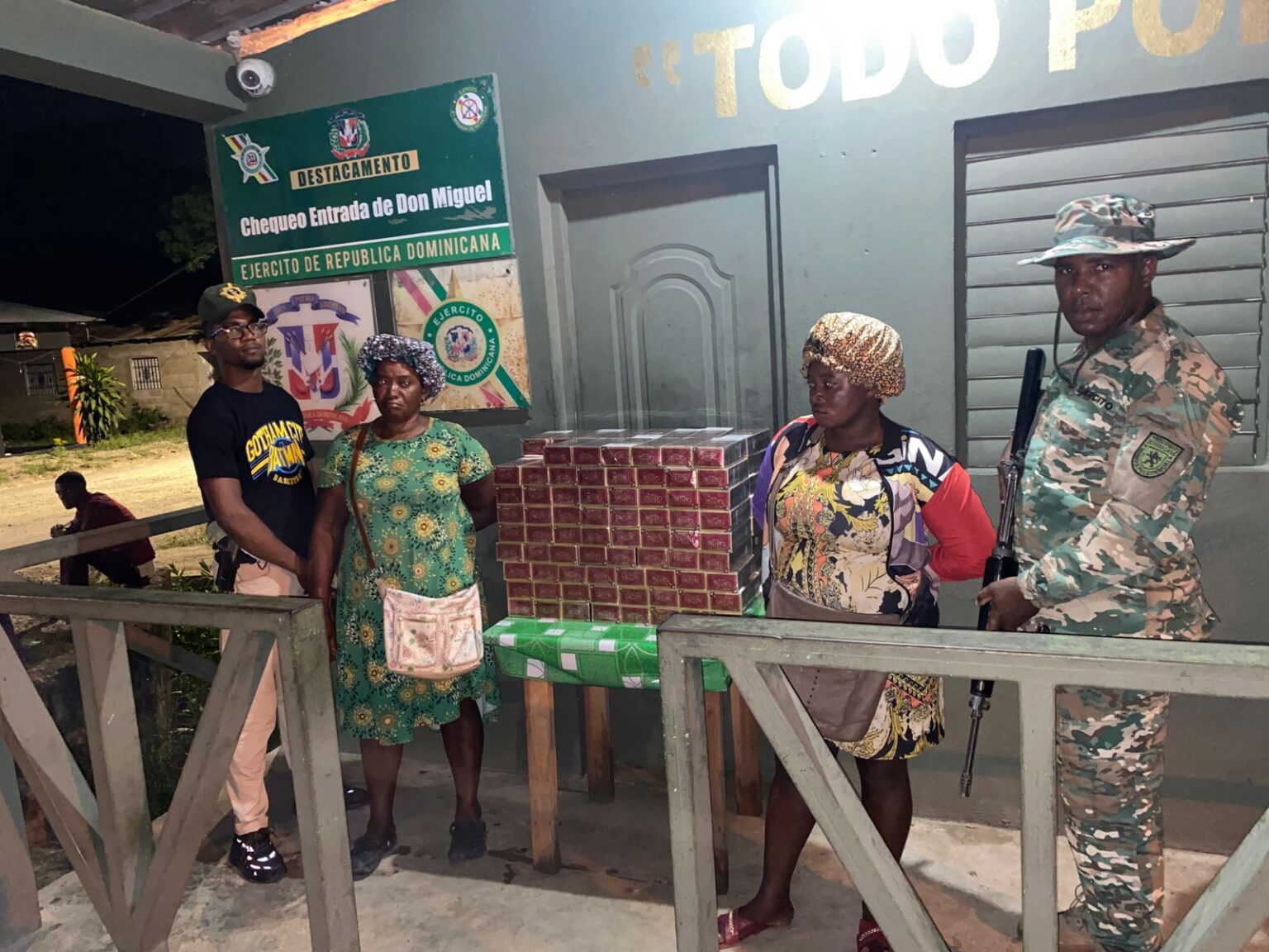 Dos mujeres de nacionalidad haitiana en condición migratoria irregular, con un contrabando de 28,400 unidades de cigarrillos, fueron detenidas por miembros del Ejército de República Dominicana en la localidad de Don Miguel en Dajabón.