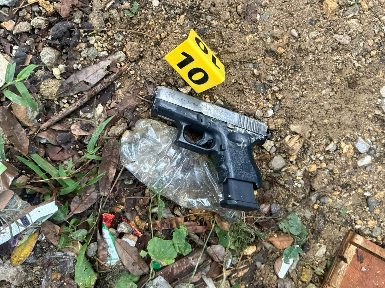 Tres presuntos delincuentes fuertemente armados, quienes eran activamente buscados por múltiples asaltos a mano armada, resultaron heridos de bala al enfrentar una patrulla policial que les daba seguimiento en el sector La Javilla, de Sabana Perdida, Santo Domingo Norte, falleciendo posteriormente mientras recibían atenciones médicas en el Hospital Dr. Ney Arias Lora.