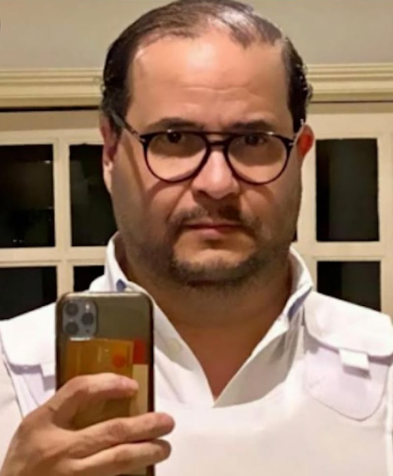 El productor artístico y comunicador Aquiles Jiménez fue incluido entre los imputados en la Operación Camaleón, tras ser allanado por el Ministerio Público como parte de una amplia investigación por corrupción relacionada con el proceso de cambio de la red semafórica del Gran Santo Domingo. Según las autoridades, Jiménez desempeñó un papel clave en el esquema, actuando como responsable del movimiento de dinero en la supuesta estafa contra el Estado dominicano.