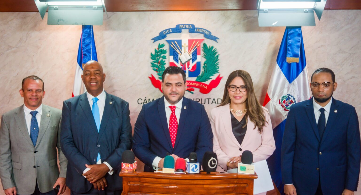 El diputado por la provincia La Altagracia, Jorge Leonardo Tavárez Valdez, sometió un proyecto de ley que propone una modificación al artículo 24 de la Ley 368-22 de Ordenamiento Territorial, Uso de Suelo y Asentamientos Humanos con el que buscan establecer un régimen de planificación vinculada entre municipios y sus distritos o futuros municipios.