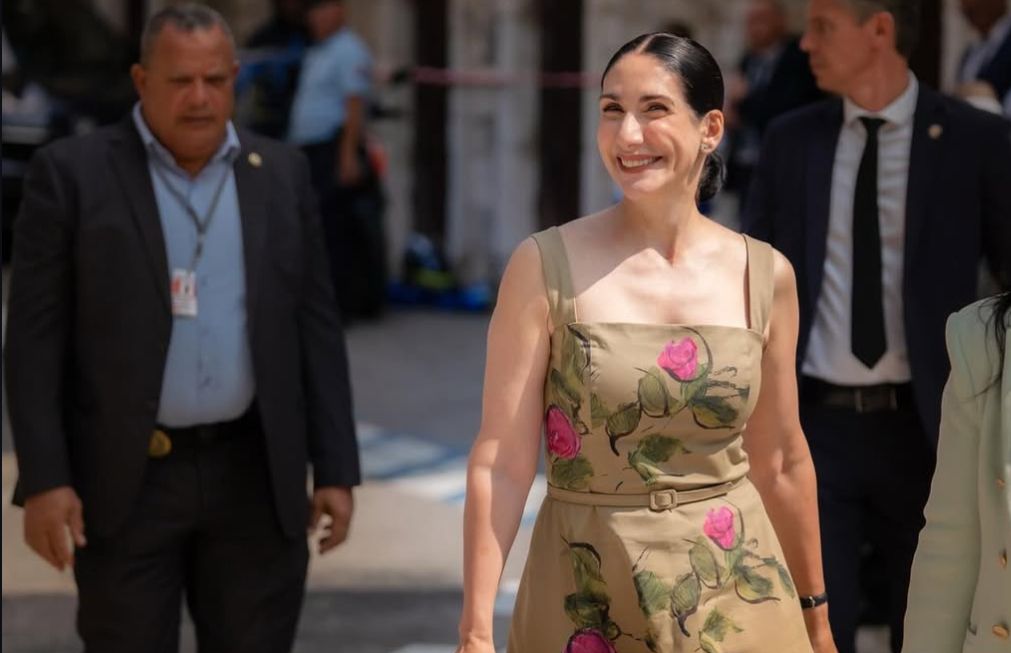 La primera dama de la República Dominicana, Raquel Arbaje, expresó su agradecimiento a Brigitte Macron y a su equipo por la acogida ofrecida durante su visita a Saint-Paul de Vence, en Francia. A través de sus redes sociales, Arbaje destacó la calidez del encuentro y la belleza del emblemático lugar, al que describió como lleno de historia y encanto.