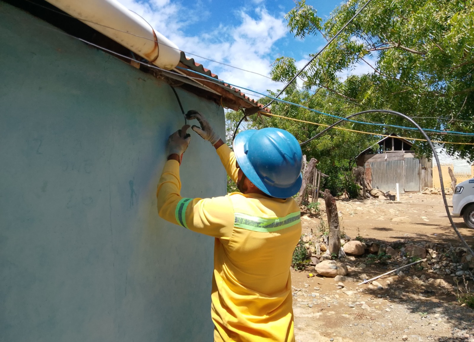 Como parte de su compromiso continuo con la reducción del fraude eléctrico, Edesur Dominicana ejecutó una serie de operativos en distintas provincias, en los que desmanteló unas 2,501 conexiones irregulares, logrando regularizar a 2,468 clientes, al integrarlos de manera formal al sistema eléctrico nacional.