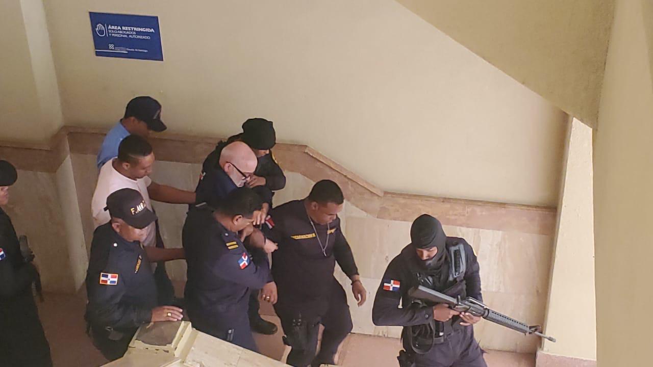 La jueza de la Oficina de Atención Permanente del Distrito Judicial de esta ciudad, Yiberty Polanco, impuso este miércoles medidas de coerción contra el comunicador Ángel Martínez, acusado de extorsión, difamación e injuria en perjuicio del empresario Arnulfo Gutiérrez.
