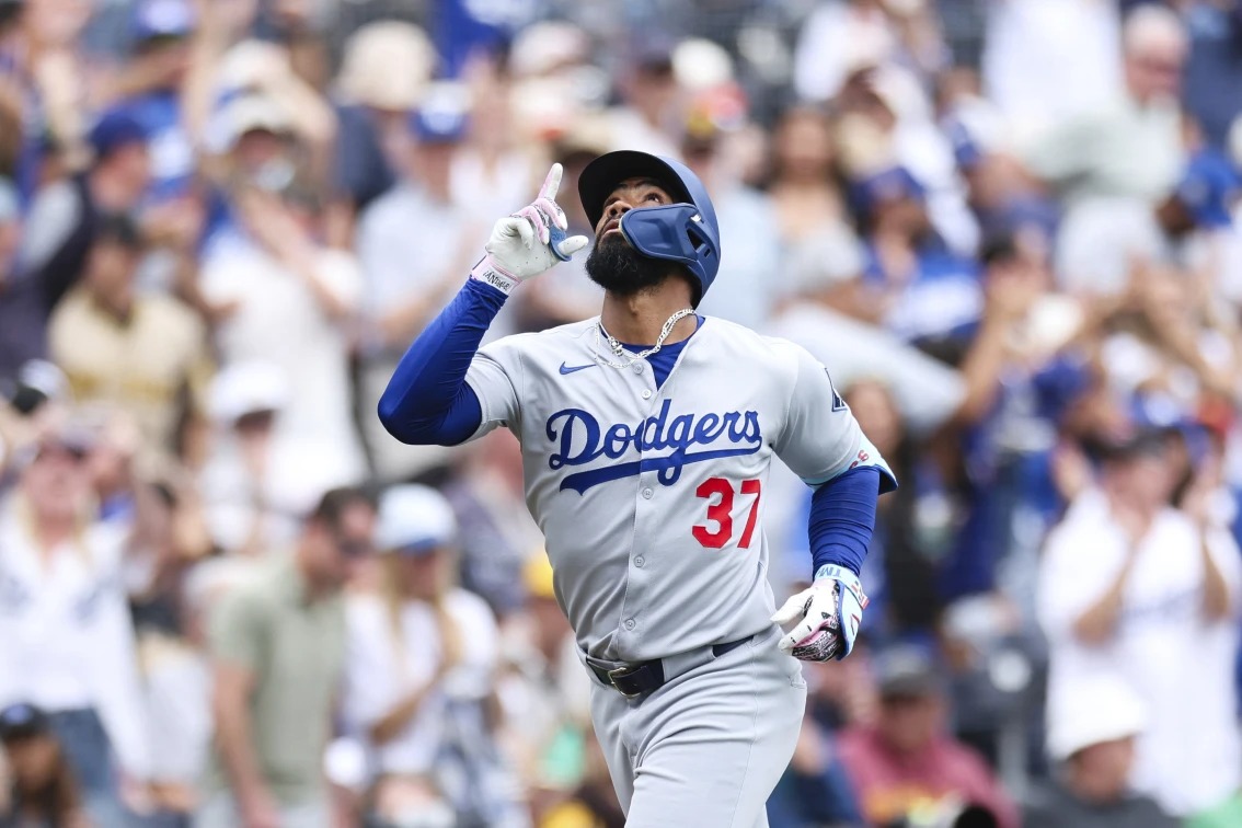 El dominicano Teoscar Hernández fue el héroe de la noche al conectar un jonrón de tres carreras en la sexta entrada que rompió el empate y guio a los Dodgers de Los Ángeles a una victoria de 5-2 sobre los Padres de San Diego, asegurando así la serie entre rivales del Oeste de la Liga Nacional.