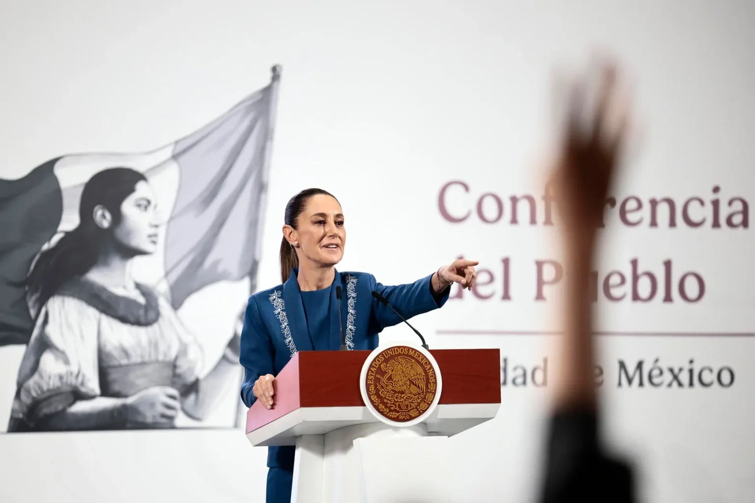 La presidenta de México, Claudia Sheinbaum, consideró este jueves que es "probable” que el uso de la bandera de México durante las protestas contra las redadas de migrantes en Estados Unidos sea vista como "una provocación", refiriéndose particularmente a la fotografía donde se ve a un hombre encapuchado encima de una patrulla incendiada sosteniendo el símbolo patrio en Los Ángeles.