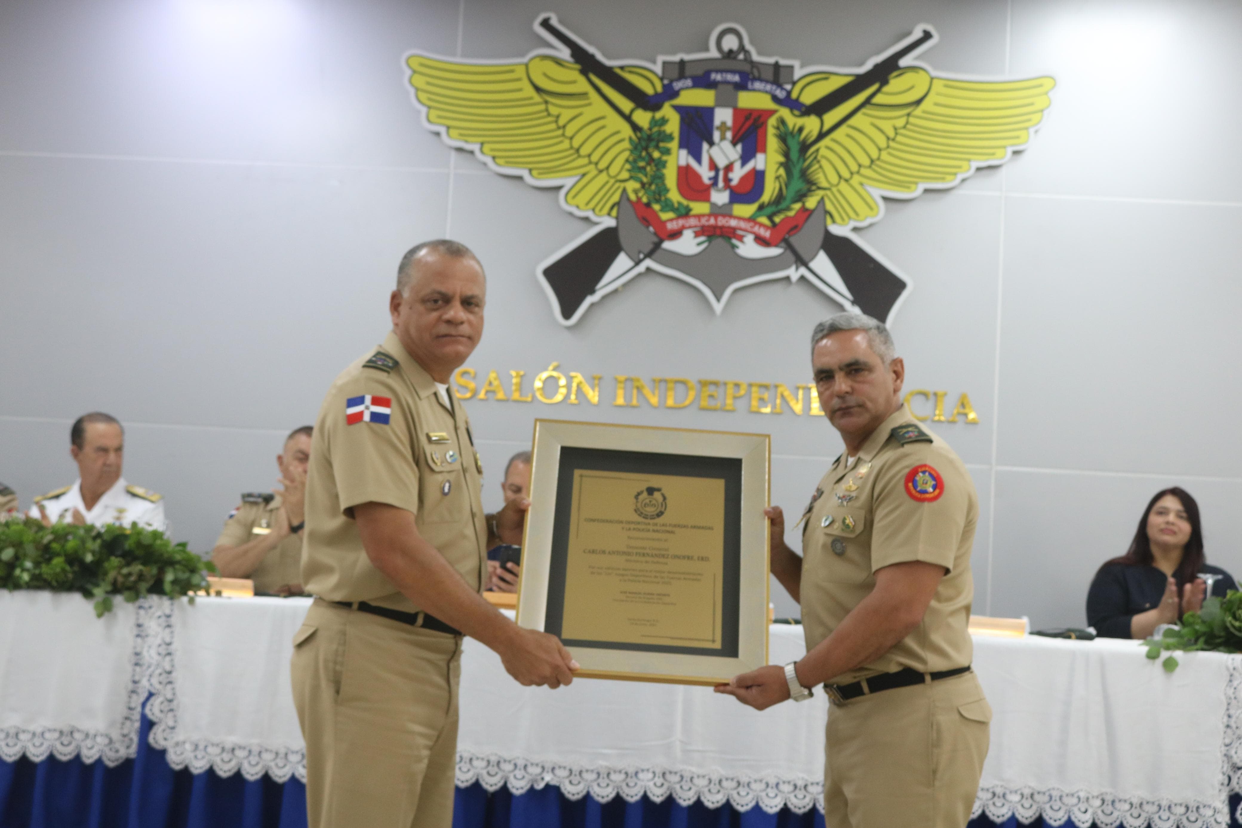 Con una emotiva ceremonia celebrada en el Salón Independencia del Ministerio de Defensa, fueron clausurados oficialmente los LIV Juegos Deportivos de las Fuerzas Armadas y la Policía Nacional 2025, evento que durante varios meses reunió a los mejores atletas de las instituciones militares y policiales del país.