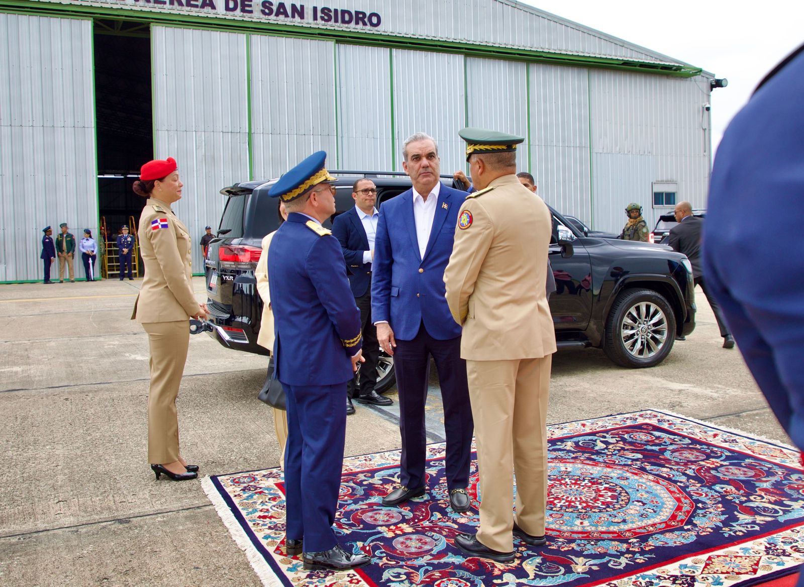 El presidente Luis Abinader regresó al país este sábado, luego de desarrollar una agenda internacional de alto nivel durante su visita oficial a Francia, Suiza y Brasil, donde sostuvo reuniones con líderes como Emmanuel Macron, el rey de Jordania, Abdalá II y Lula da Silva, recibió reconocimientos internacionales y posicionó a la República Dominicana en temas claves como la crisis haitiana, el impacto del sargazo, la justicia social y la cooperación regional.