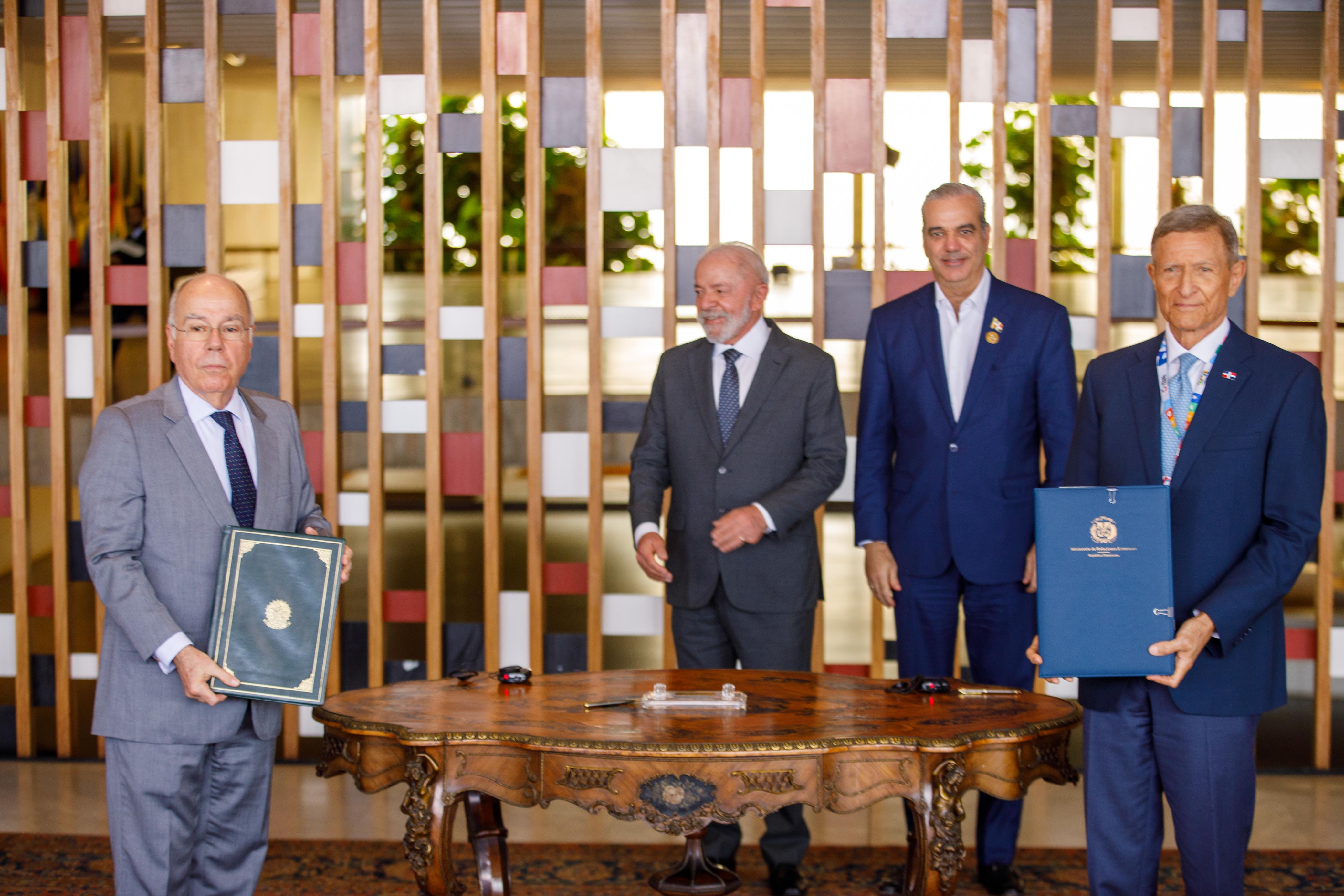 La República Dominicana y Brasil firmaron este viernes dos acuerdos de entendimiento con el objetivo de fortalecer la cooperación sobre gestión pública para la transformación del Estado; y promover la cooperación en materia de formación del personal diplomático de ambas naciones.
