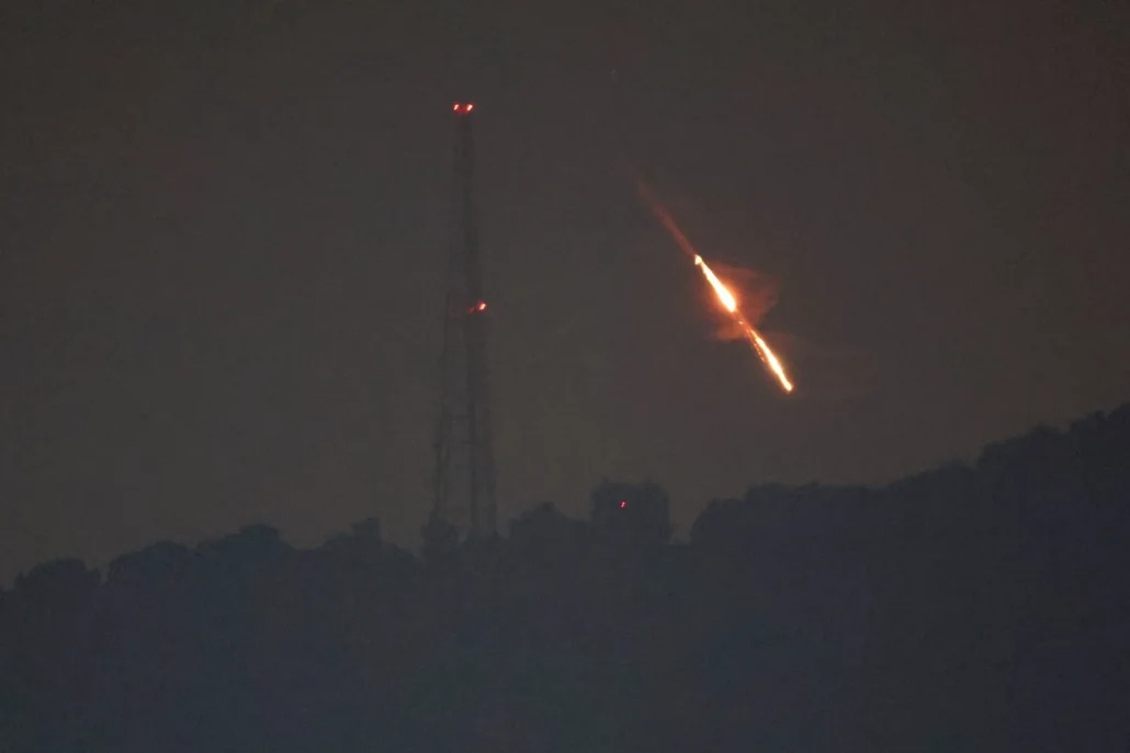 Teherán sufrió este domingo nuevos ataques israelíes a primera hora de la tarde con sonidos de explosiones en varios puntos de la capital, donde se activaron los sistemas de defensa antiaéreos.
