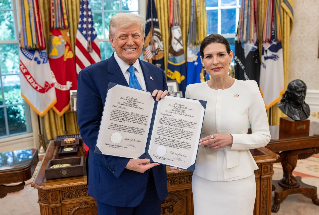 La recientemente designada embajadora de la República Dominicana ante los Estados Unidos, María Isabel Castillo Báez, presentó formalmente sus cartas credenciales al presidente Donald J. Trump, en una ceremonia protocolar celebrada en la Oficina Oval de la Casa Blanca.