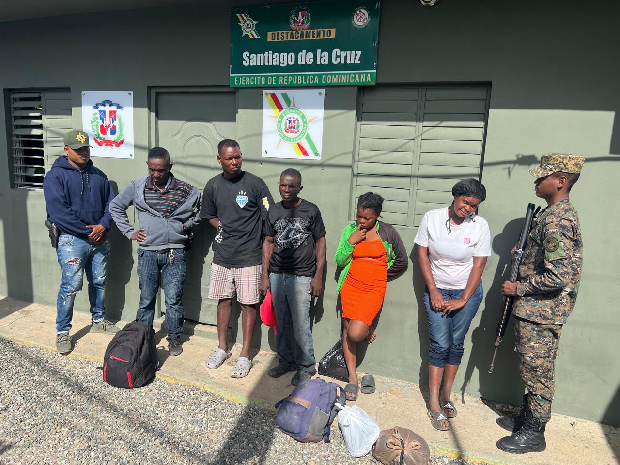 Un grupo compuesto por 42 nacionales haitianos en condición migratoria irregular fue interceptado por miembros del Ejército de la República Dominicana (ERD) mientras se desplazaba por una zona rural del municipio Guayubín, en la provincia de Montecristi.