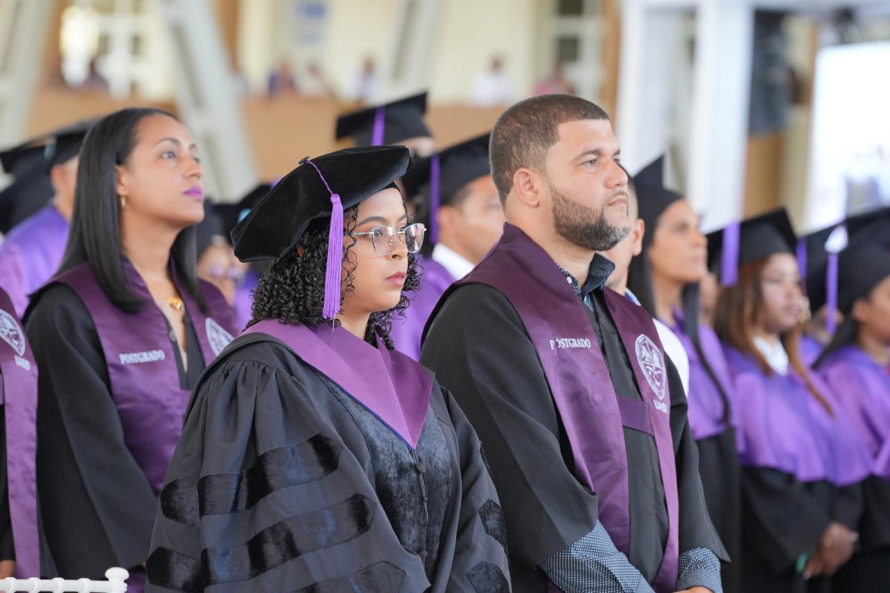 La Universidad Autónoma de Santo Domingo (UASD) invistió este sábado a 1,689 nuevos profesionales de grado y postgrado de la región Norte, durante una ceremonia solemne realizada en el Centro UASD Mao, como parte de los actos conmemorativos del 66 aniversario de la llegada de los expedicionarios y mártires de Constanza, Maimón y Estero Hondo.