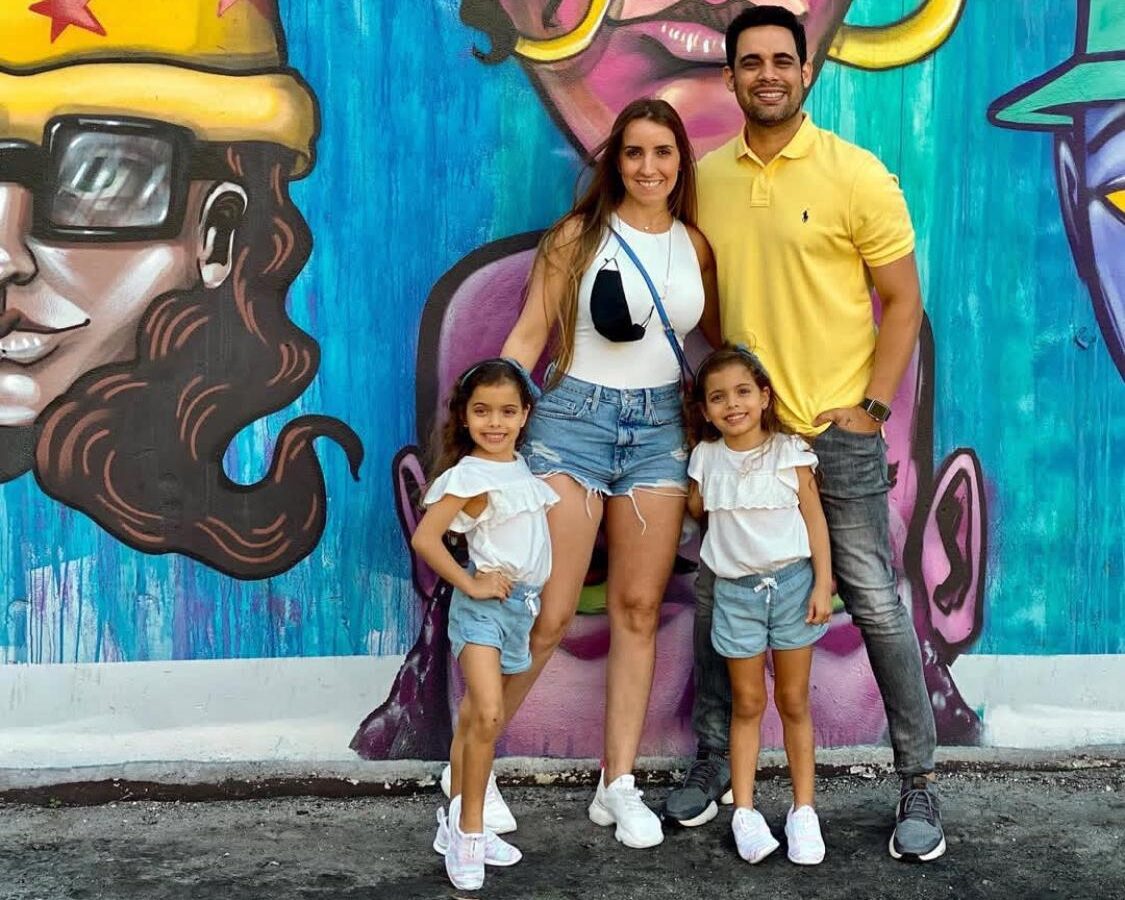 El comunicador Albert Mena, compartió a través de sus redes sociales la grata noticia, de que se convertirá en padre por tercera ocasión, fruto de su matrimonio con su esposa Naty Alves.