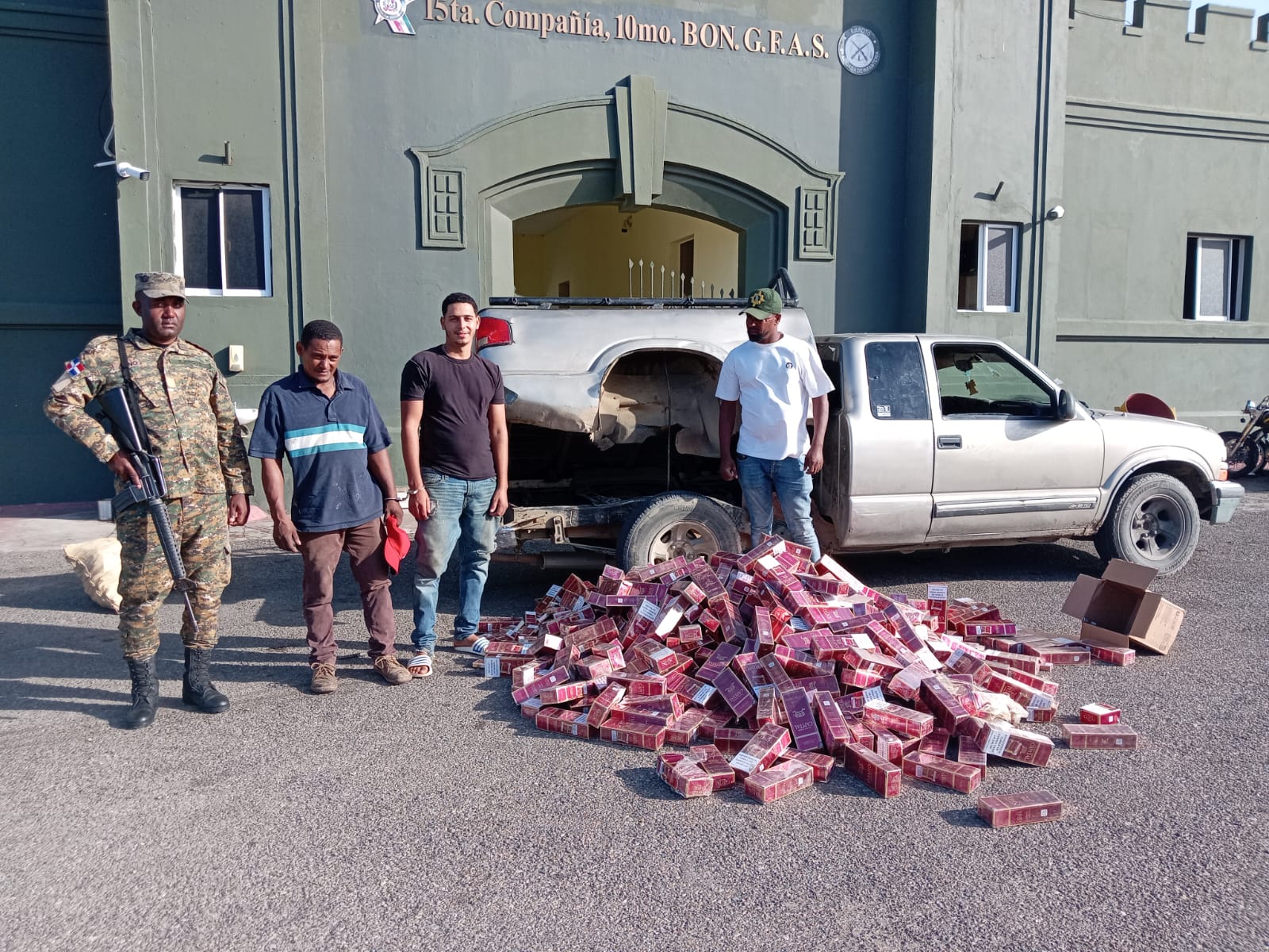Miembros del Ejército interceptaron una camioneta en el sector el Puente Verde, en Montecristi, donde fueron encontrados 38,600 cigarrillos ilícitos, escondidos entre el chasis y la cama del vehículo.