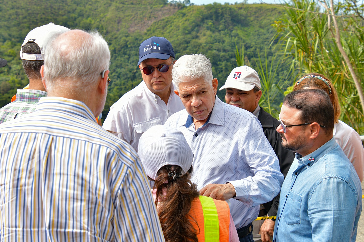 El Ministerio de Obras Públicas y Comunicaciones (MOPC) mantiene una intervención permanente en la carretera Casabito–Constanza, con labores de monitoreo continuo del terreno y la limpieza de escombros en las zonas afectadas por los derrumbes ocasionados por las intensas lluvias.