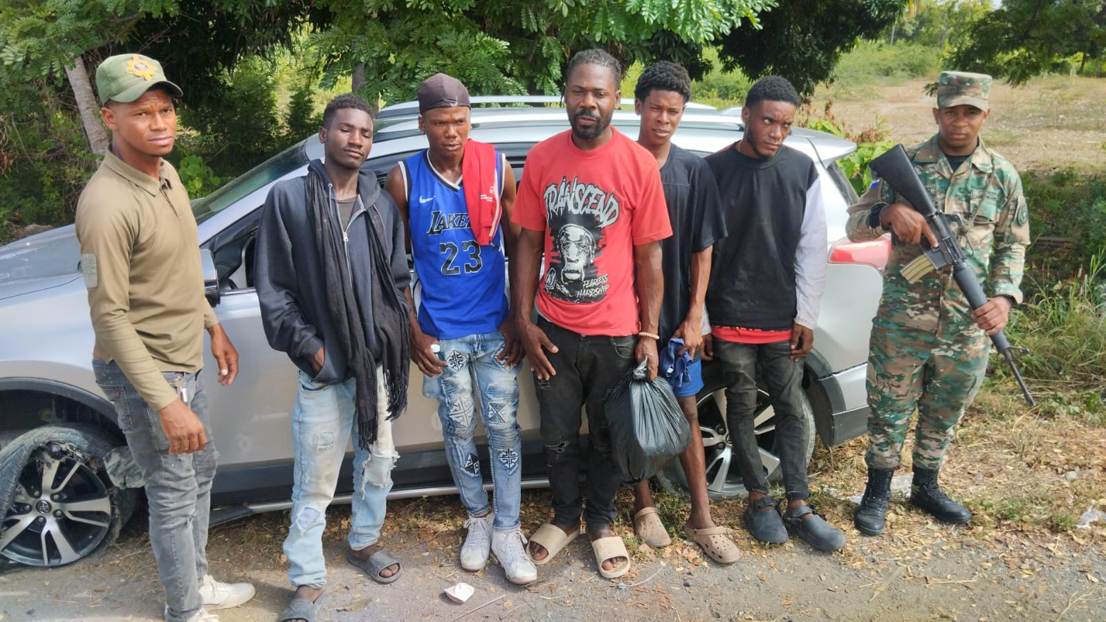 Luego de una persecución, una patrulla del Ejército de República Dominicana encontró a 05 nacionales haitianos en el baúl de una jeepeta abandonada en el kilómetro 13 de Azua, donde también fueron detenidos otros dos vehículos con migrantes indocumentados.