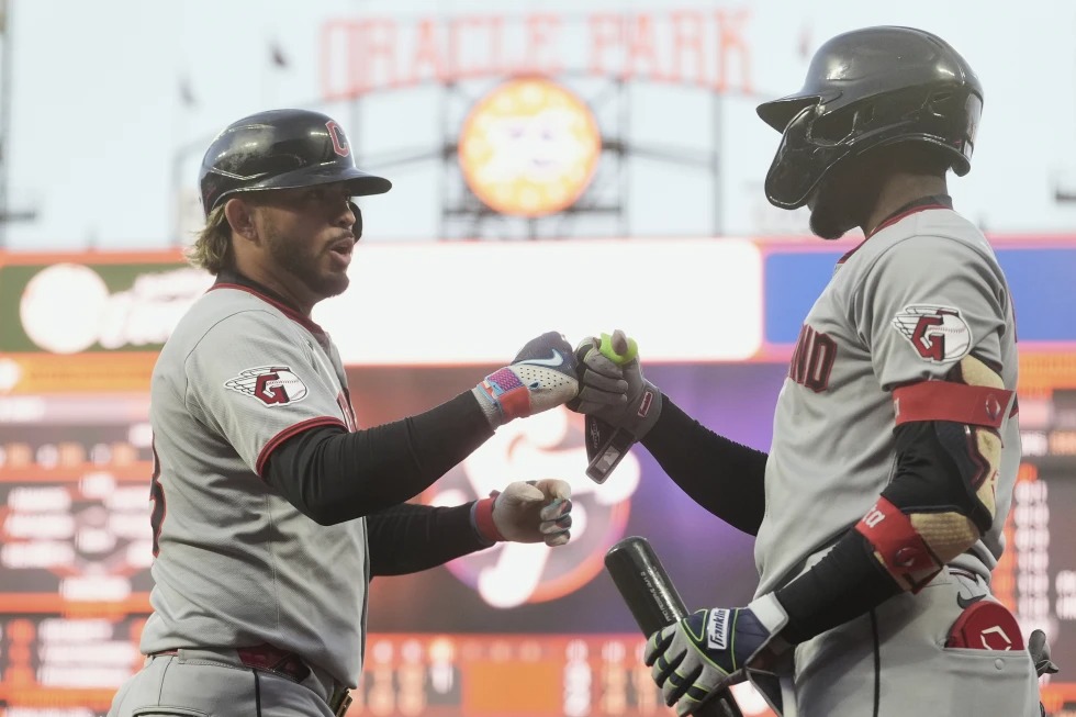 El venezolano Gabriel Arias conectó un jonrón decisivo en la sexta entrada y sumó un doble en la novena, liderando la ofensiva de los Guardianes de Cleveland en su victoria por 3-2 sobre los Gigantes de San Francisco, en una noche en la que Cleveland le dio la bienvenida amarga al dominicano Rafael Devers, quien debutó con su nuevo equipo tras ser adquirido desde Boston.