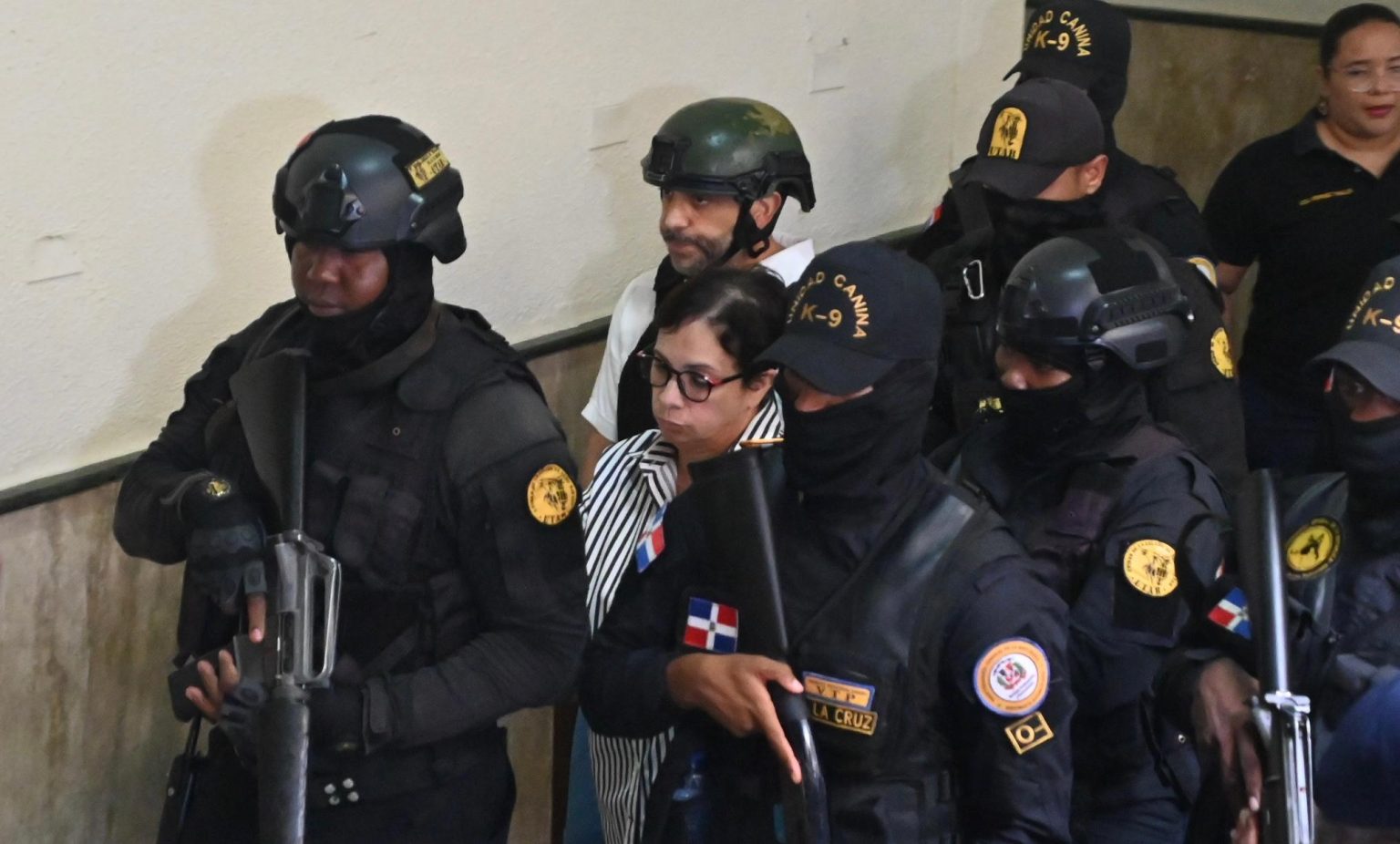 La Jueza de la Oficina Judicial de Servicios de Atención Permanente del Distrito Nacional, Fátima Veloz impuso medidas de coerción a los hermanos Antonio y Maribel Espaillat, imputados en el caso del desplome del techo del Centro de diversión Jet Set Club, que arrojó un saldo de 236 muertes y unos 180 heridos, decisión sustentada en la normativa procesal vigente, y el principio de legalidad penal consagrado en el artículo 40 numeral 14 de la Constitución dominicana y el 8.1 de la Convención Americana sobre Derechos Humanos.
