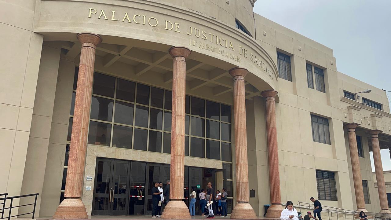 La jueza Yiberty Polanco, del Tribunal de Atención Permanente del Distrito Judicial de Santiago, impuso medidas de coerción contra dos hombres acusados de tráfico ilícito de migrantes, en una travesía que culminó con la muerte de una mujer haitiana a causa de quemaduras.