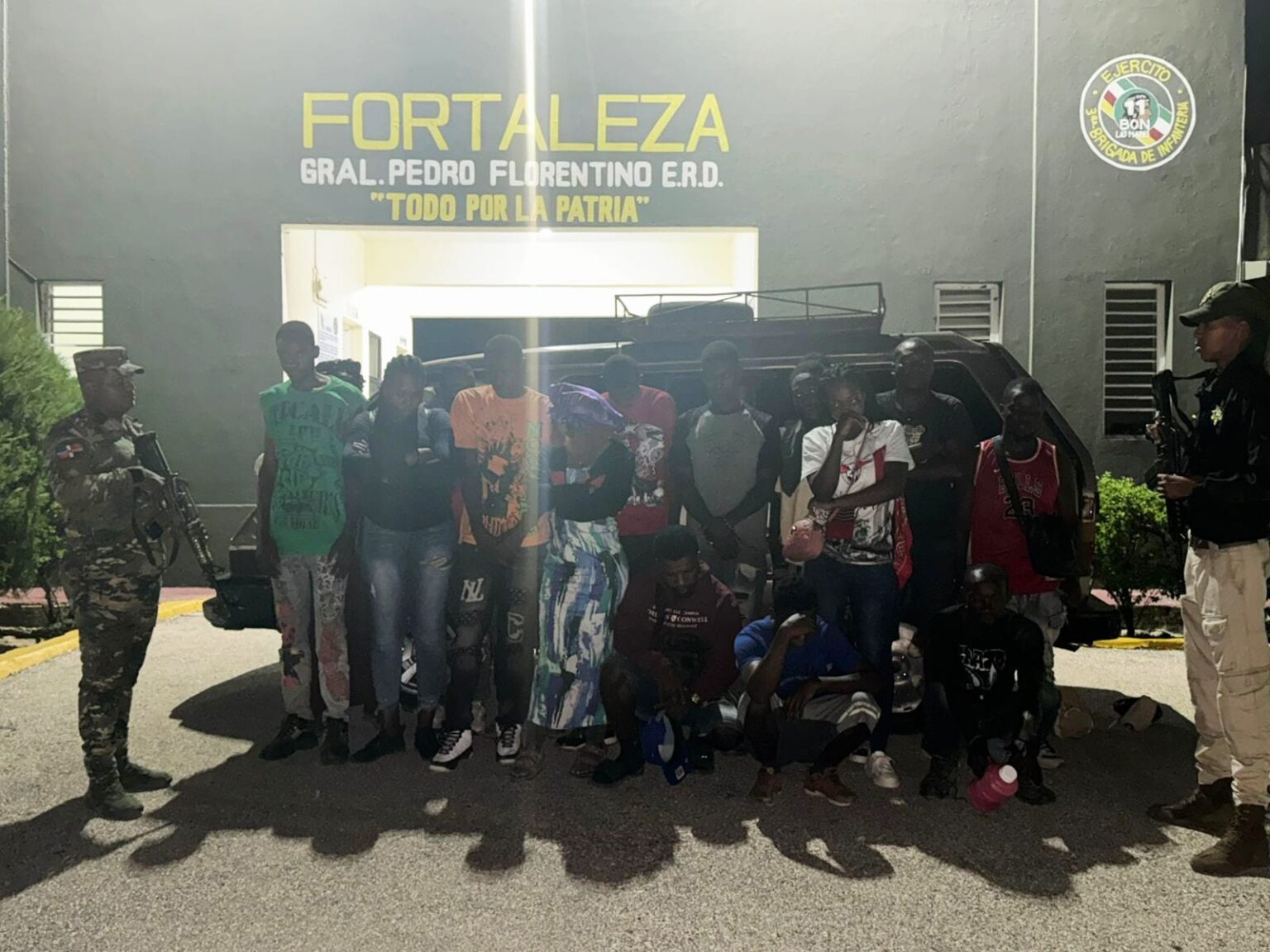 Un minibús fue abandonado en el tramo carretero Las Matas de Farfán-El Cercado con 18 migrantes haitianos indocumentados, los cuales fueron detenidos por miembros del Ejército de República Dominicana.