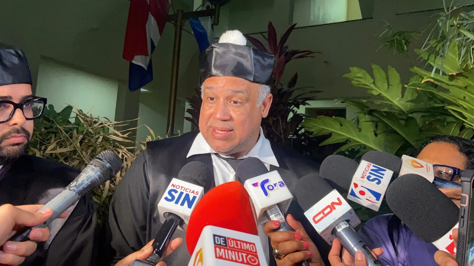 El abogado Miguel Valerio, defensor de los hermanos Antonio y Maribel Espaillat, sostuvo este jueves que la medida de coerción impuesta por la jueza Fátima Veloz, consistente en una garantía económica de RD$50 millones, impedimento de salida del país y presentación periódica, es adecuada y proporcional, dado que sus representados han colaborado con el proceso y no representan peligro de fuga.