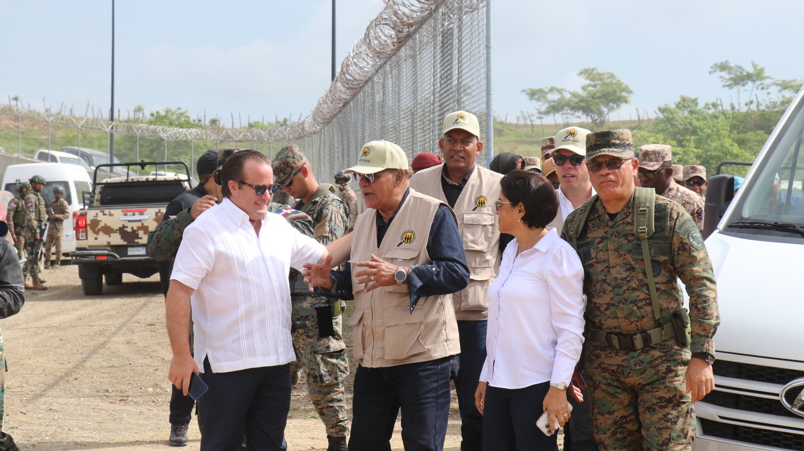 El Ministro de Defensa Carlos Fernández Onofre junto al ministro de la Presidencia José Ignacio Paliza y la gobernadora Severina Gil dieron el primer palazo para iniciar la construcción de 13 kilómetros de la segunda fase del muro fronterizo en Dajabón.