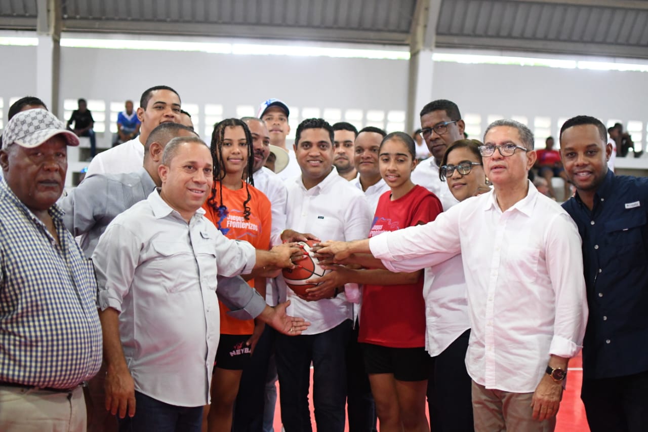El ministro de Deportes y Recreación, Kelvin Cruz, inauguró este sábado las competencias clasificatorias de los Juegos Deportivos Fronterizos 2025 con sendos actos celebrados en Montecristi y Jimaní acompañado de autoridades de las provincias participantes.