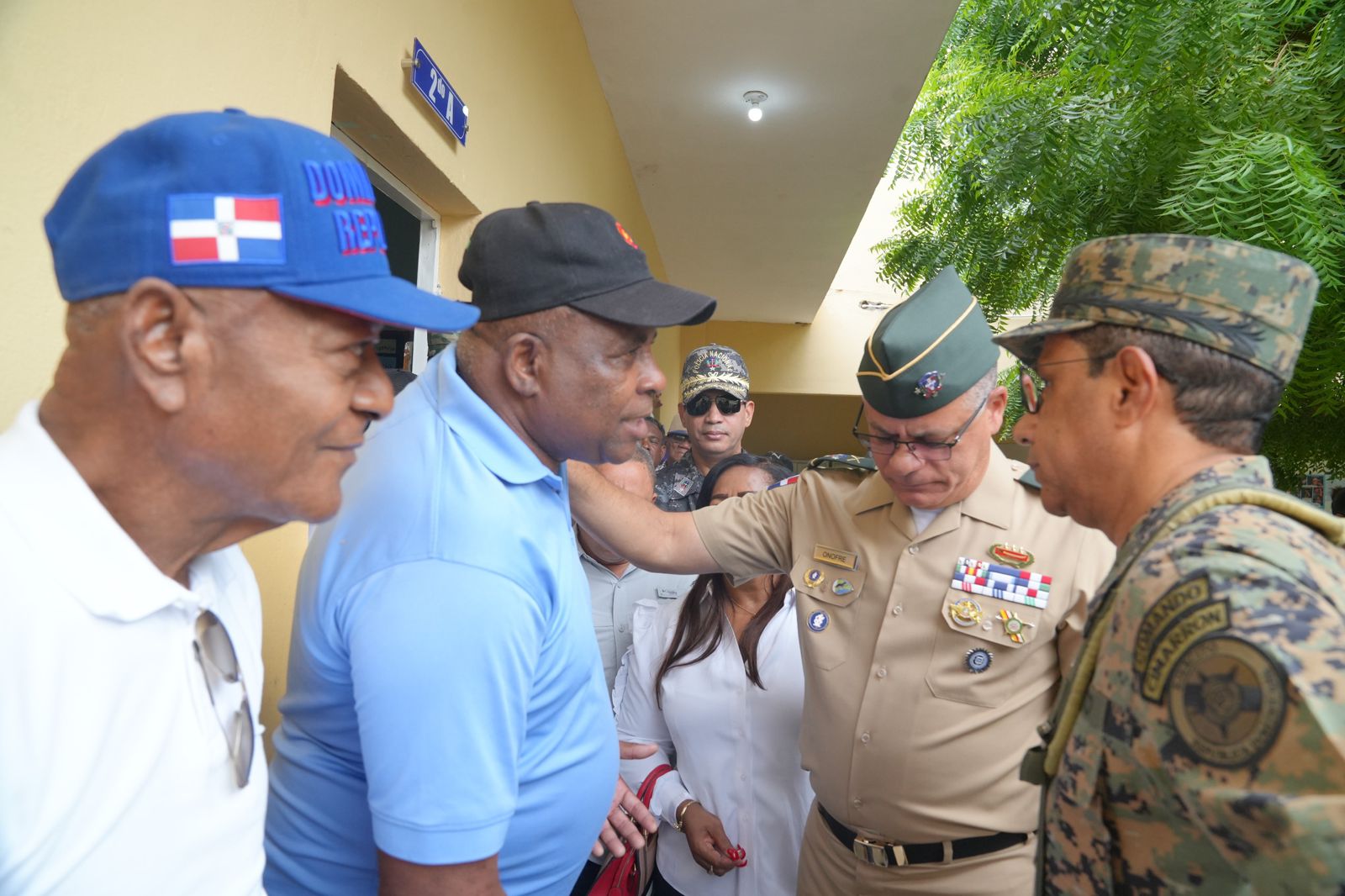 En una acción que reafirma el compromiso del Estado dominicano con la salud y el bienestar de la población, el Ministerio de Defensa (MIDE), a través de la Junta de Retiro y Fondo de Pensiones de las Fuerzas Armadas y con el respaldo del Hospital Central de las Fuerzas Armadas, realizó un amplio operativo médico en el municipio de Duvergé, provincia Independencia, beneficiando a miles de residentes de esta comunidad y zonas aledañas.