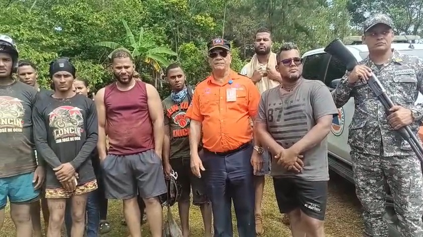 La Defensa Civil dominicana, en coordinación con otras entidades de respuesta a emergencias, trabajó la madrugada de este lunes en el rescate de 12 jóvenes, que quedaron atrapados en las inmediaciones de la Presa de Sabaneta, de esta provincia, tras las fuertes lluvias en la zona.