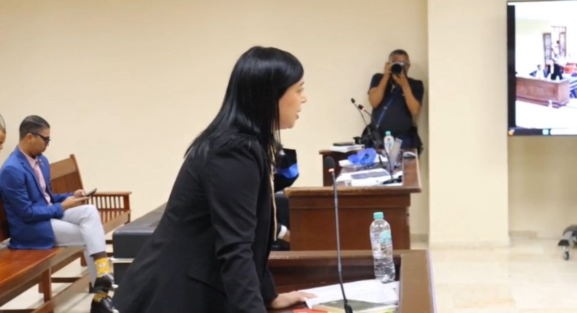 Matha Vanessa Chavalier, madre de la menor con la que Wander Franco sostuvo una relación y por lo cuál es acusado de abusó sexual, denunció que los fiscales difundieron fotos íntimas de ella y su pareja tras haberle incautado su teléfono celular en los allanamientos realizados por el caso. Señalo que por tal situación su moral se ha visto afectada.