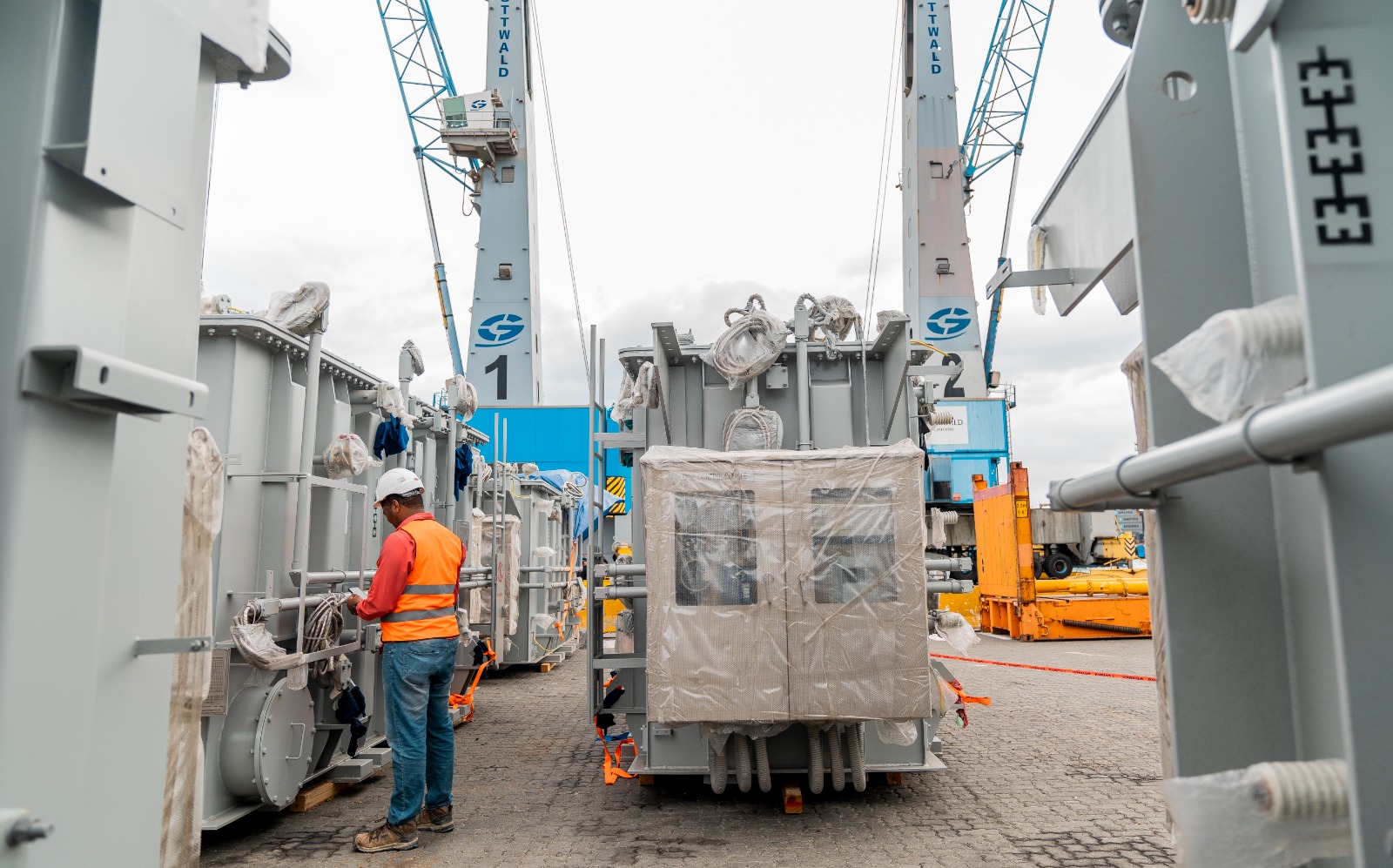 Edesur Dominicana informa la llegada al país de seis transformadores de potencia que serán instalados en su área de concesión, con el propósito eliminar las interrupciones del servicio originadas en la sobrecarga de algunas subestaciones por el crecimiento de la demanda de la población y ofrecer un servicio de mayor calidad, estabilidad y eficiencia.