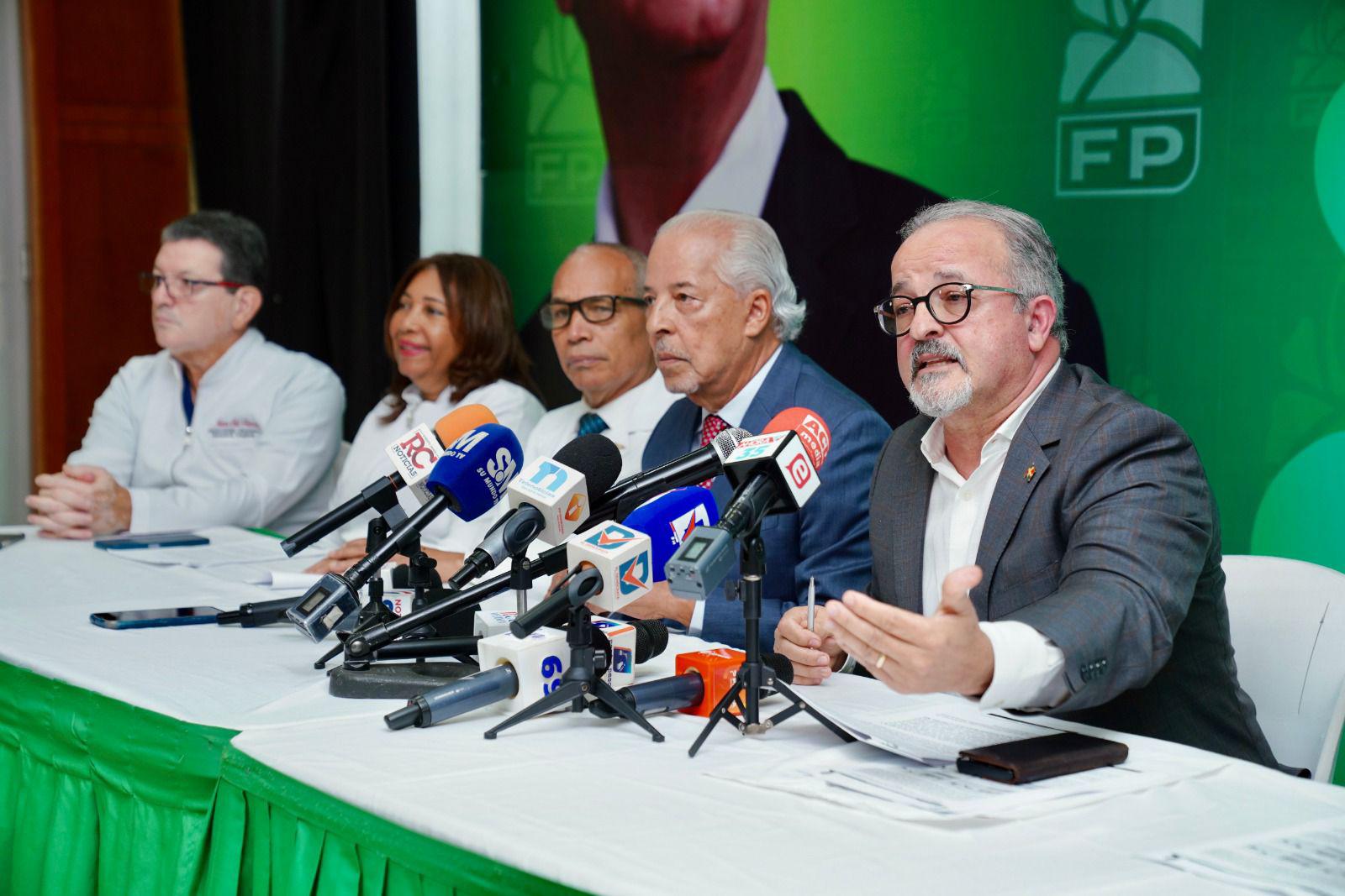 Los secretarios de Salud y Seguridad Social del partido Fuerza del Pueblo (FP) advirtieron este miércoles sobre una profunda crisis financiera y de gobernanza que afecta al Seguro Nacional de Salud (SeNaSa), poniendo en riesgo a millones de afiliados de la entidad estatal.