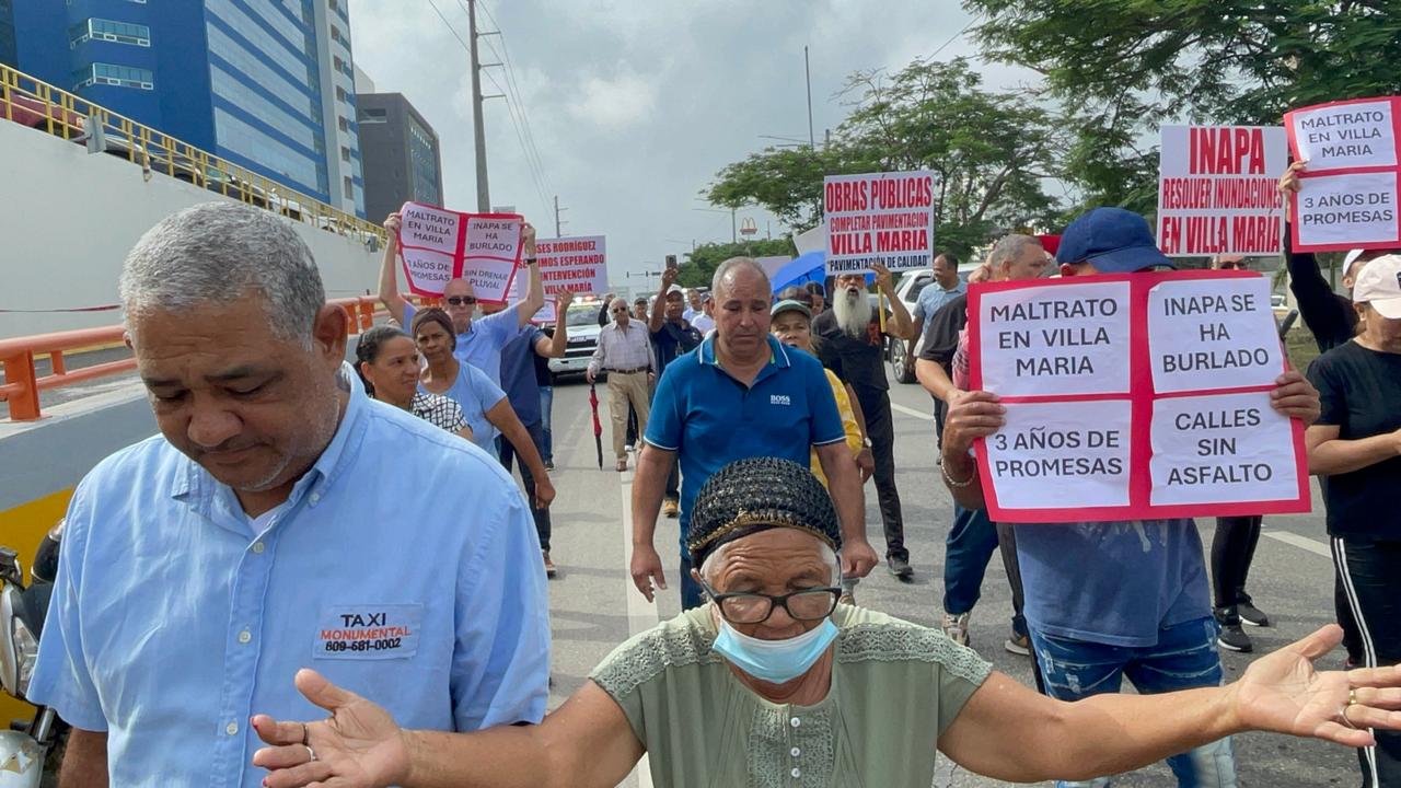 Decenas de residentes de la urbanización Villa María, en esta ciudad, bloquearon la autopista Duarte la mañana de este miércoles en señal de protesta por el abandono de varias obras prometidas por el gobierno, especialmente relacionadas con la infraestructura vial y el sistema cloacal.