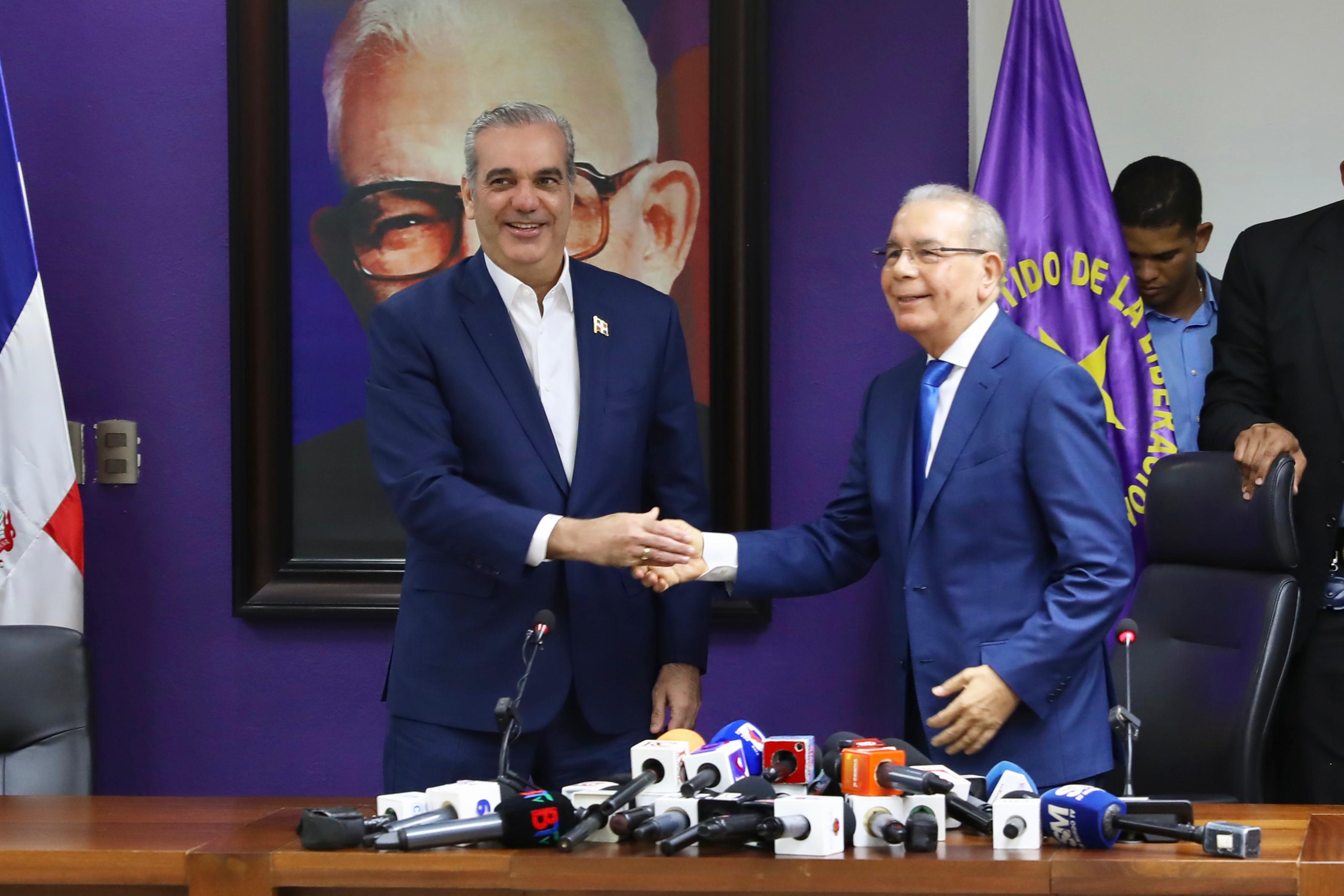 Vecinos del sector San Juan Bosco en el Distrito Nacional, alertan sobre trabajos de construcción en el último nivel de un edificio de cinco pisos, que se realizan sin medidas de seguridad ni supervisión profesional, poniendo en riesgo a transeúntes de la calle Rosa Duarte.
