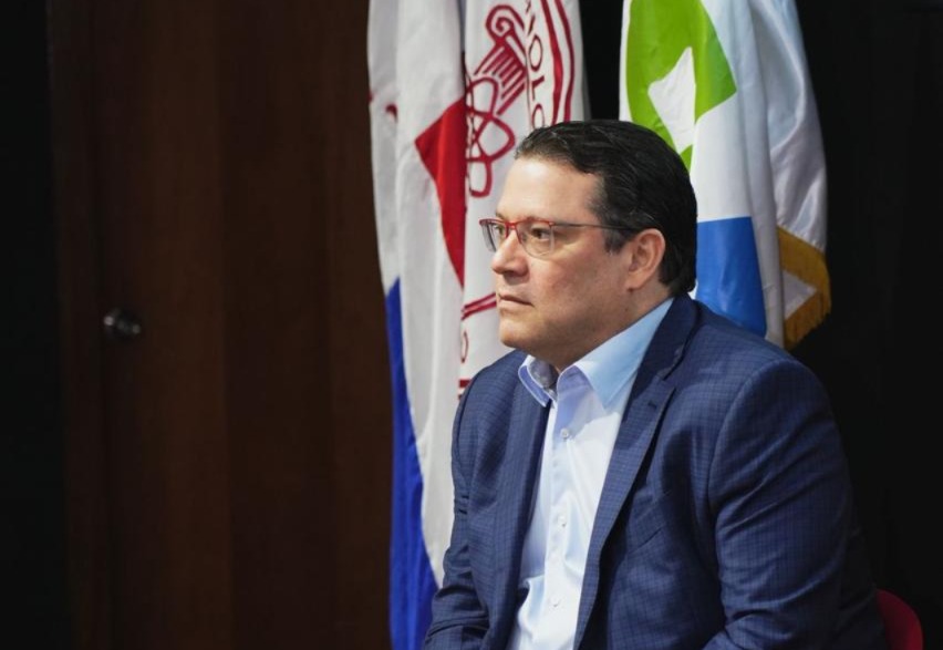 El director general de Aduanas y secretario nacional de finanzas del Partido Revolucionario Moderno (PRM), Eduardo Sanz Lovatón, hizo un llamado a la aprobación del nuevo Código Penal de la República Dominicana, calificando su adopción como una “urgencia histórica” para fortalecer el Estado de derecho, enfrentar el crimen moderno y cerrar vacíos legales.