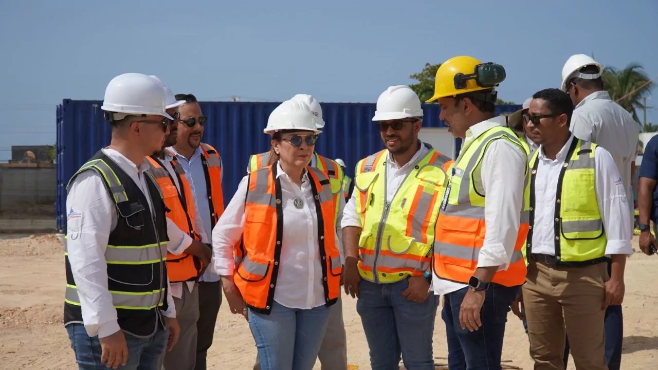 Carolina Mejía realizó un recorrido para supervisar las obras del Malecón Deportivo y del Paseo 30 de Mayo, y aseguran que ambos marchan a un ritmo favorable, de cara a su entrega programada para el primer trimestre de 2026.
