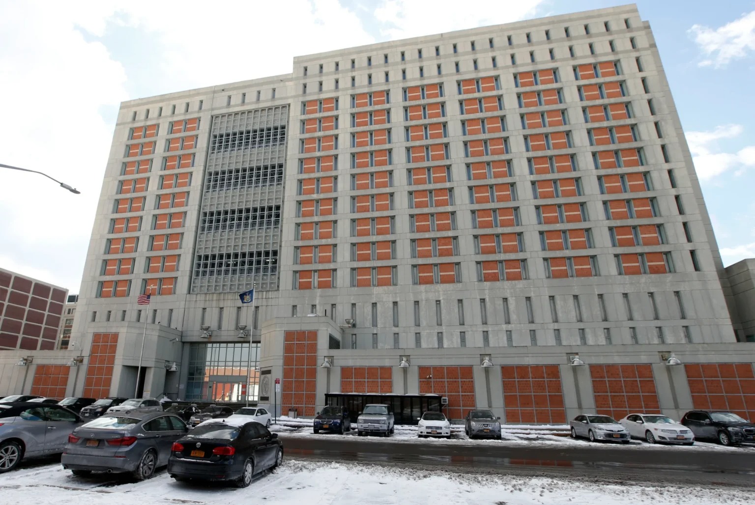 El Servicio de Inmigración y Aduanas de Estados Unidos (ICE) está trasladando a inmigrantes en su custodia a más prisiones federales en el país, ya un total de ocho, incluida una de Brooklyn (Nueva York) repetidamente denunciada por sus malas condiciones.