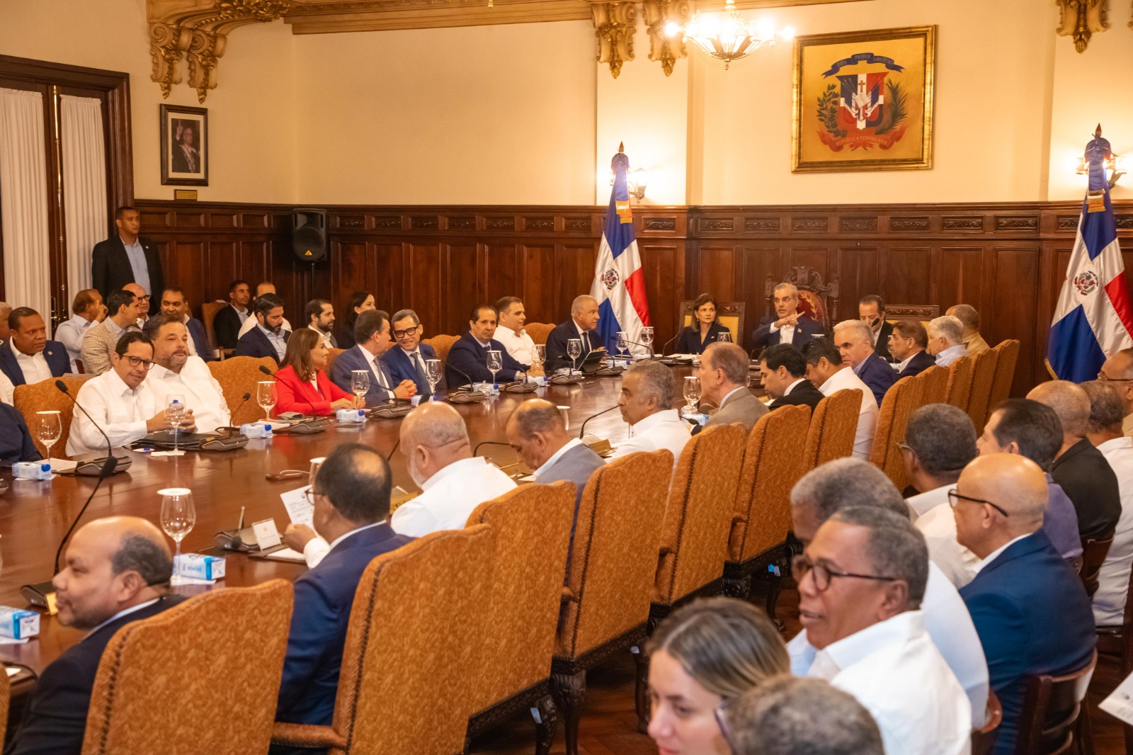 El presidente Luis Abinader y la vicepresidenta Raquel Peña encabezaron este jueves la quincuagésima reunión del Consejo de Ministros, en la que se aprobó la Política Presupuestaria Anual correspondiente al año 2026, en cumplimiento con lo establecido por la Ley Orgánica de Presupuesto.
