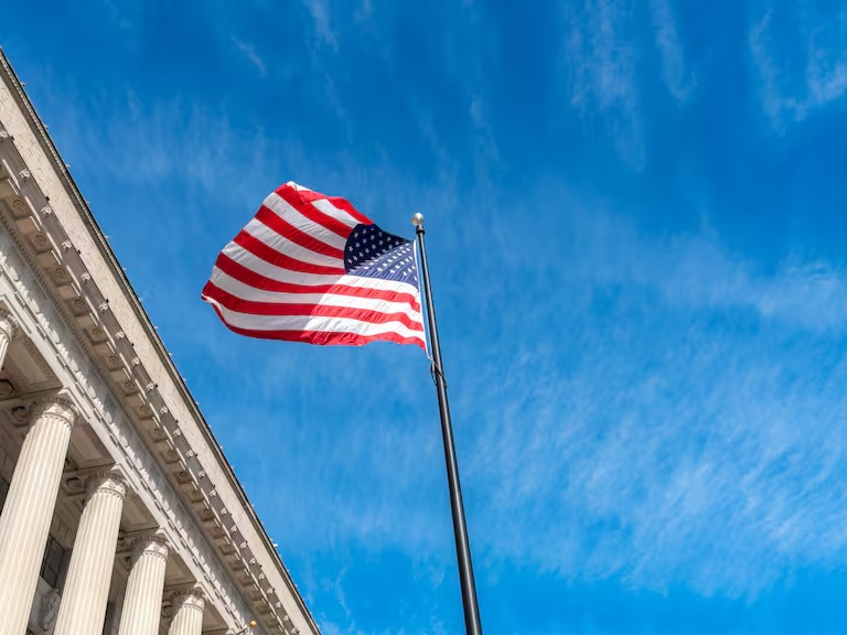 La Corte Suprema de Estados Unidos decidió este viernes 27 de junio alinearse con la petición de la Administración de Donald Trump de levantar los bloqueos en tribunales menores al intento de limitar la ciudadanía por derecho de nacimiento, un fallo que otorga una victoria para el mandatario y que podría repercutir en decenas de demandas contra las políticas del republicano.