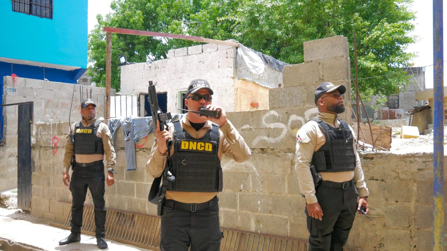 Agentes de la Dirección Nacional de Control de Drogas (DNCD), bajo la coordinación del Ministerio Público, intervinieron en el sector Los Mina, Santo Domingo Este, donde arrestaron a varios hombres e incautaron más de 4,000 gramos de distintos narcóticos.
