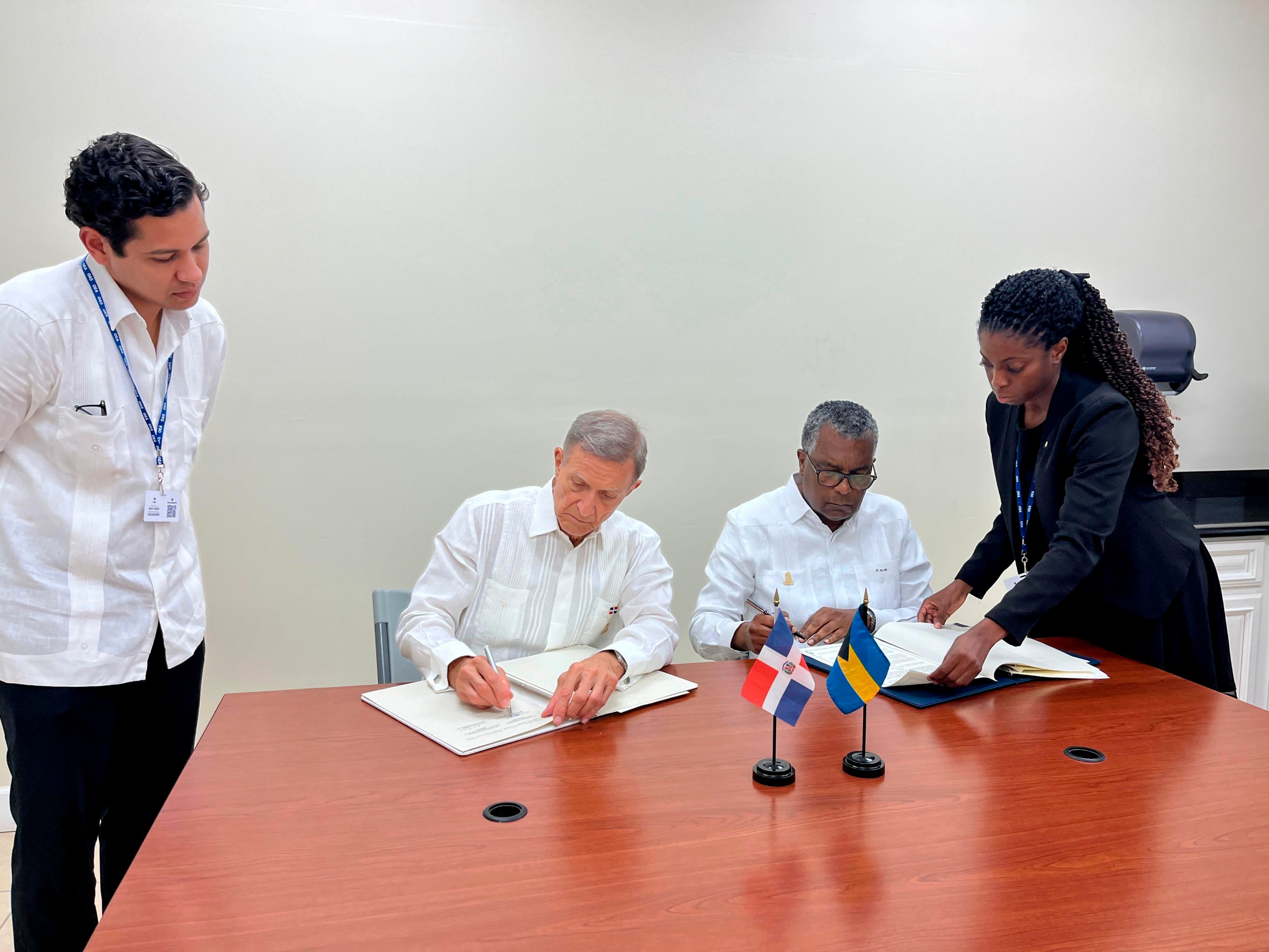 El ministro de Relaciones Exteriores, Roberto Álvarez, y su homólogo de la Mancomunidad de Las Bahamas, Frederick Mitchell, firmaron un memorándum de entendimiento sobre la evacuación médica, repatriación de heridos, fallecidos y acceso logístico a territorio dominicano de integrantes bahameños de la Misión Multinacional de Apoyo a la Seguridad en Haití, (MSS por sus siglas en inglés).