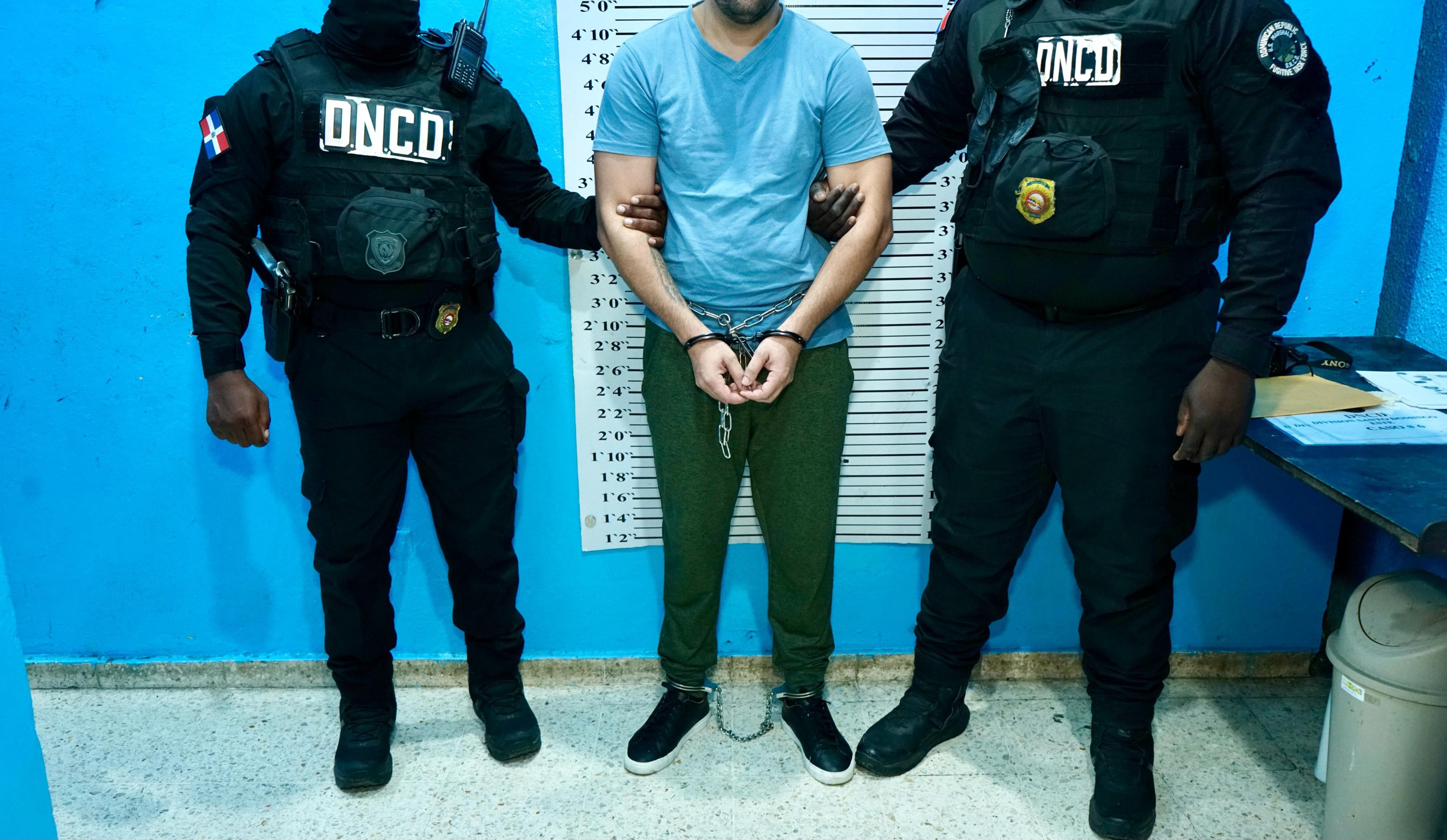 En el marco del fortalecimiento de los acuerdos internacionales, las autoridades dominicanas a través de la Procuraduría General de la República (PGR) y la Dirección Nacional de Control de Drogas (DNCD), apoyados por Alguaciles de Estados Unidos (U.S. Marshals), entregaron este fin de semana a dos dominicanos, acusados de tráfico de drogas, fraude electrónico, lavado de activos, entre otros delitos.