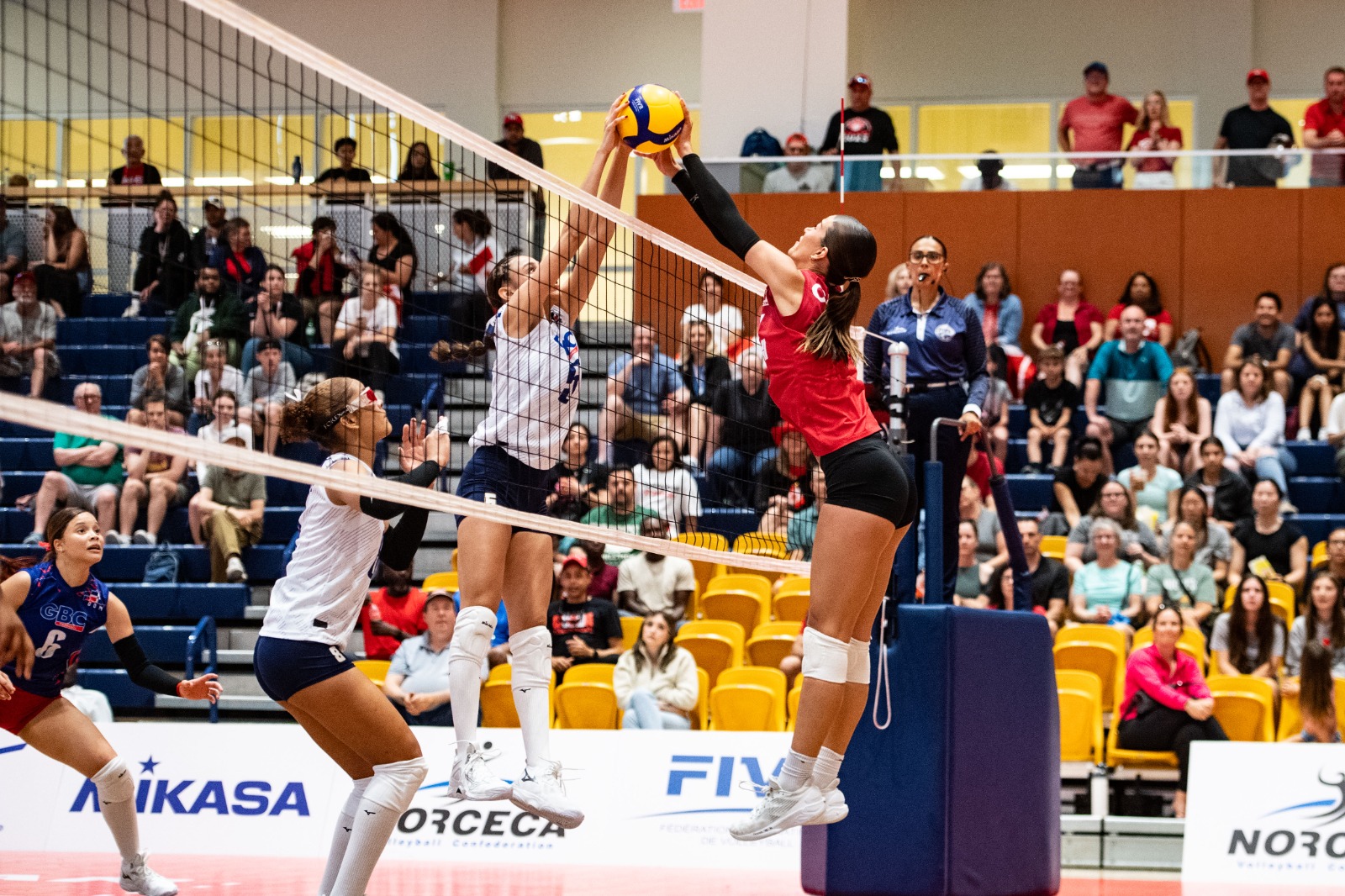 El conjunto anfitrión de Canadá obtuvo la medalla de bronce de la Copa Panamericana Femenina U-19, tras derrotar en un disputado encuentro 3-2 (25-22, 25-18, 18-25, 19-25 y 15-10) a la República Dominicana, en un partido que tuvo una duración de una hora y 14 minutos de acción.