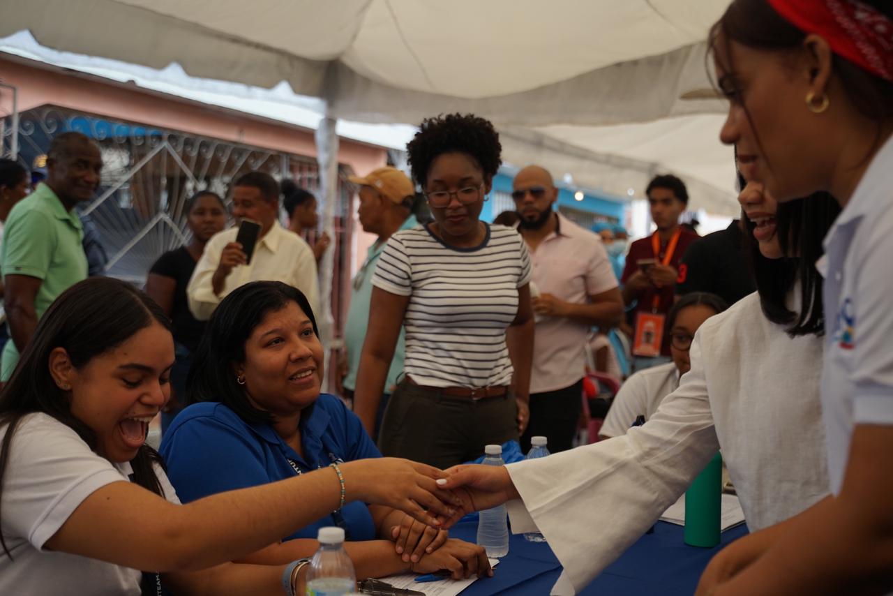 Desde tempranas horas de este sábado, el sector Carlos Álvarez, en el municipio de Villa Mella, fue escenario de una jornada comunitaria impulsada de manera conjunta por la Alcaldía de Santo Domingo Norte y el Ministerio de la Juventud, como parte del programa "Juventud con B de Barrio" y “La Alcaldía en el Barrio”.