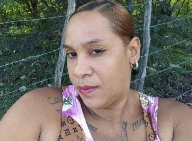La comunidad de Duvergé se encuentra conmocionada tras el lamentable hallazgo del cuerpo sin vida de Yessica José en la madrugada de este domingo. Las primeras informaciones sugieren que la víctima habría sido privada de la vida por su pareja sentimental en un hecho registrado en el barrio San José, específicamente en el sector conocido como «el tanque».