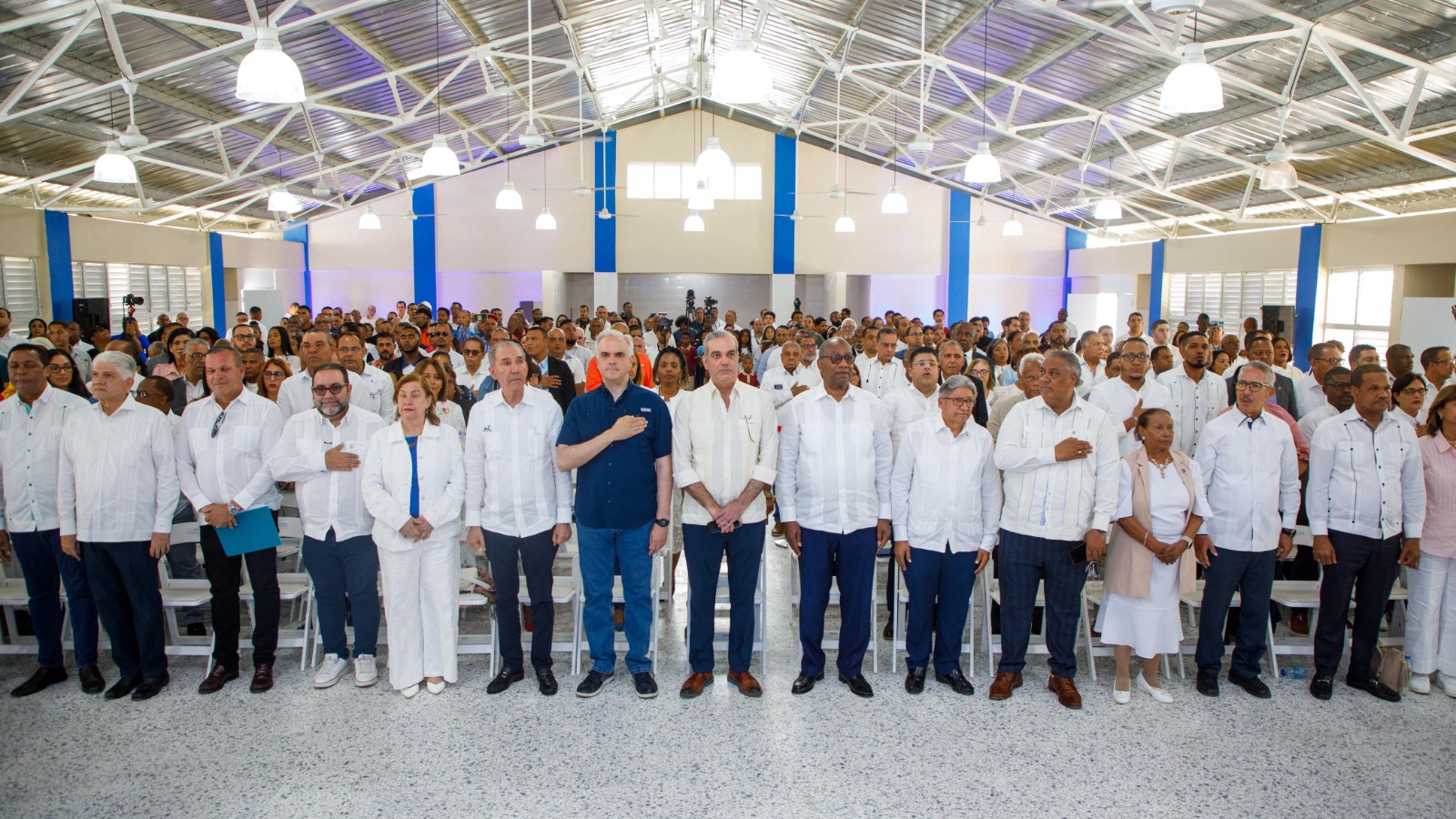 Con el objetivo de seguir llevando bienestar y mejorar la calidad de vida de las familias de Constanza, el presidente Luis Abinader inauguró este sábado el Liceo Experimental Maestra Mercedes Esquea y Subcentro de la Universidad Autónoma de Santo Domingo (UASD) y el asfaltado de más de 8.6 kilómetros de calles, beneficiando a los sectores Leopoldo Suriel, La Colonia, Don Ángel, Vista Hermosa Primero, Las Auyamas, Pueblo Nuevo de Buenos Aires, El Evangélico y Vista Hermosa Segunda de este municipio.