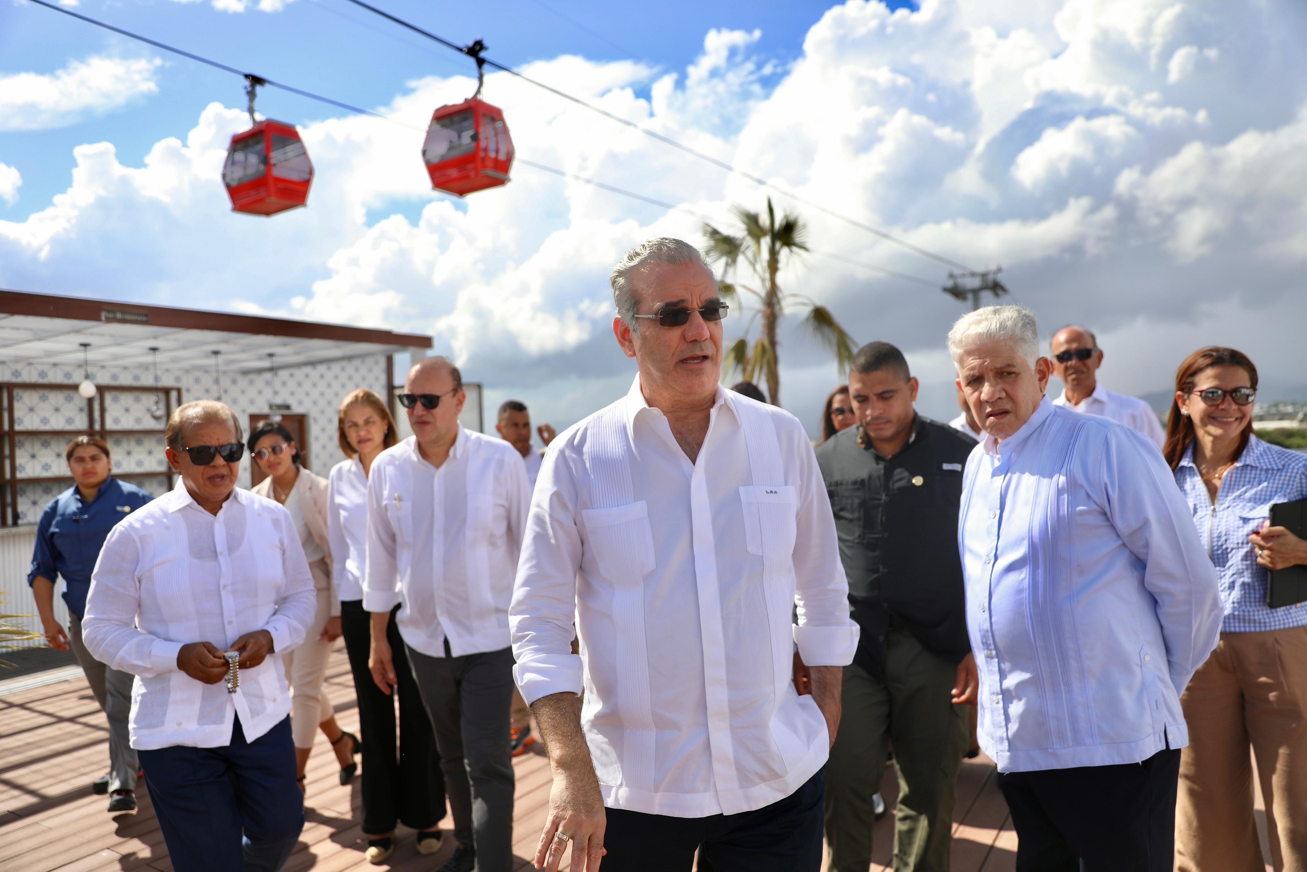 El presidente Luis Abinader enumeró este domingo las obras transformadoras que está llevando a cabo su Gobierno en la ciudad de Santiago, enfatizando que para estos fines se realiza una “inversión muy importante”, cuya finalidad es seguir llevando prosperidad y mejor calidad de vida a todos los ciudadanos.