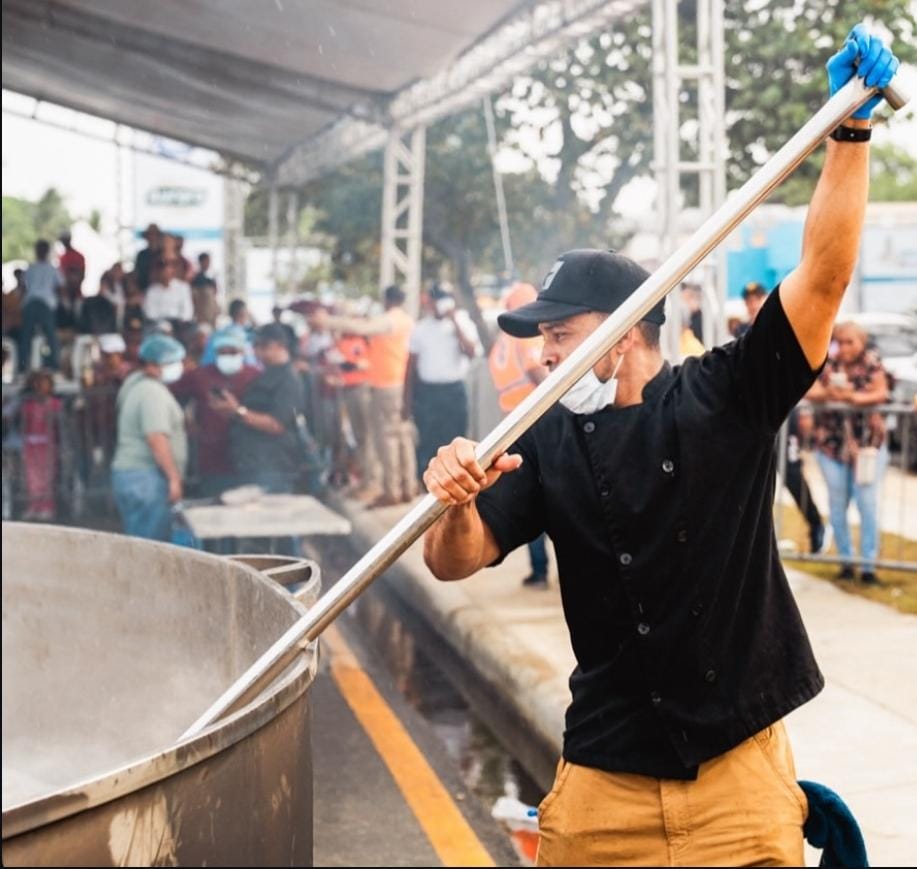 El malecón de San Pedro de Macorís se convirtió este sábado en el epicentro de la creatividad culinaria y el orgullo cultural con la celebración de la “Domplinada más grande del mundo”, uno de los platos más representativos de la identidad cocola.