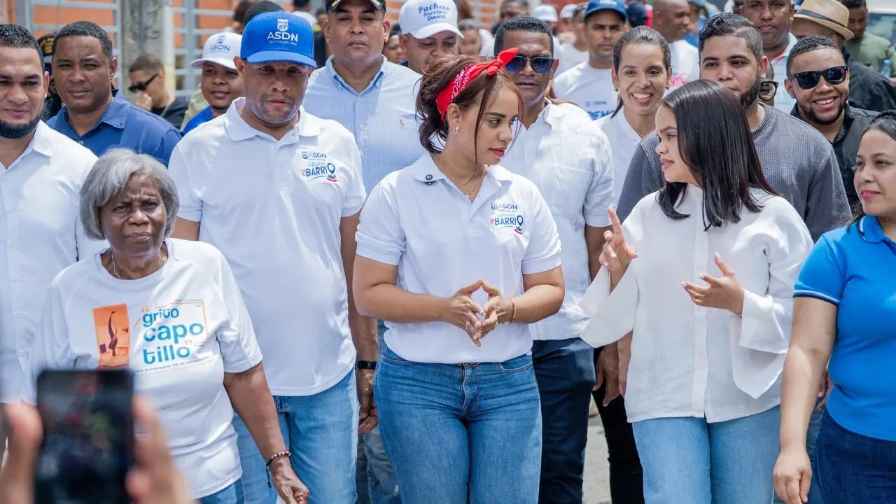 Con el objetivo de reforzar la seguridad y mejorar el bienestar de los residentes del sector Carlos Álvarez, Santo Domingo Norte, la alcaldesa Betty Gerónimo, en coordinación con el Ministerio de Energía y Minas y su titular, Joel Santos, entregaron 300 luminarias en el marco de la jornada comunitaria “La Alcaldía en el Barrio”.